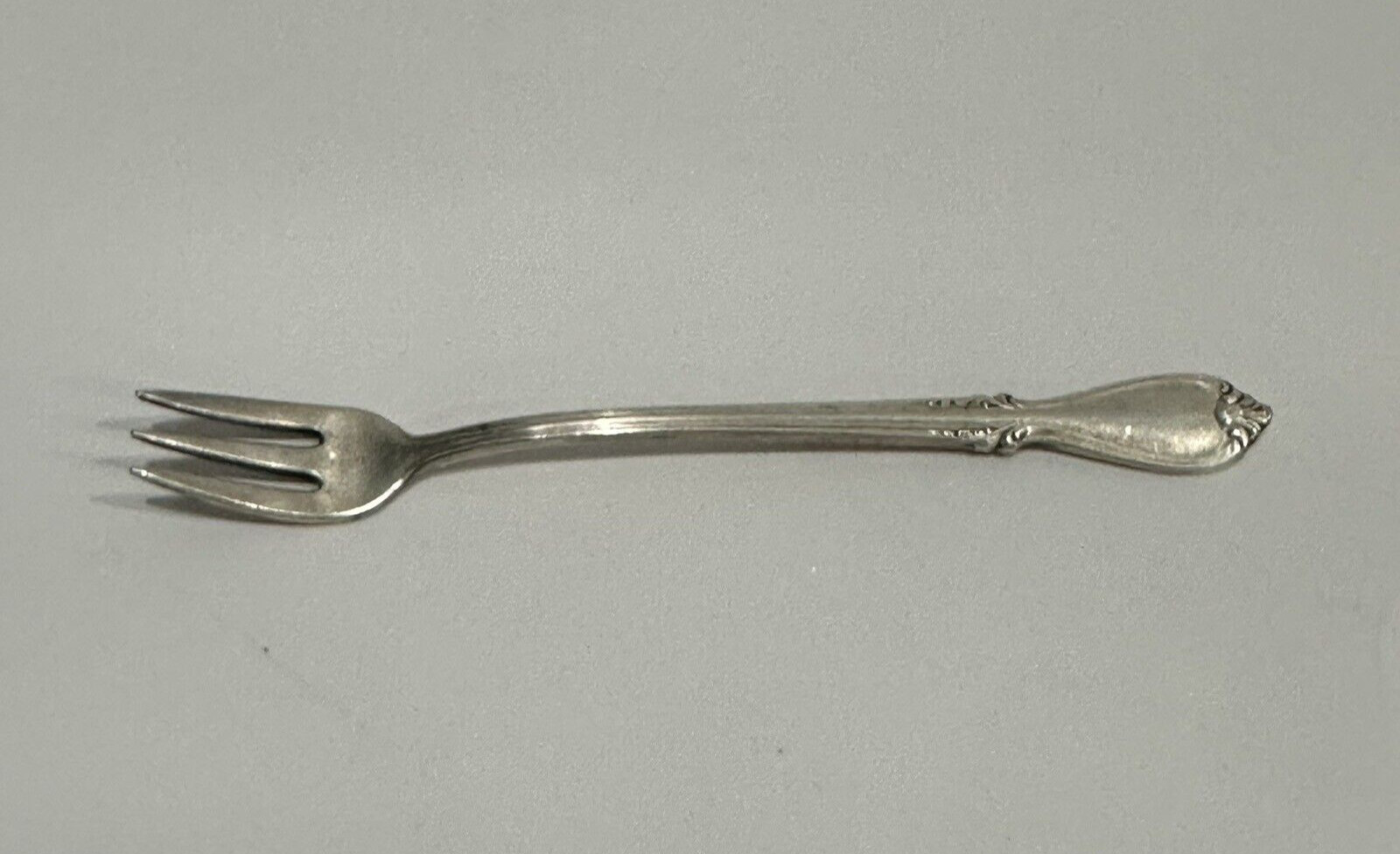 Vintage Society Deluxe Olive Pickle Fork Silverplate Southern Splendor 5 1/2″