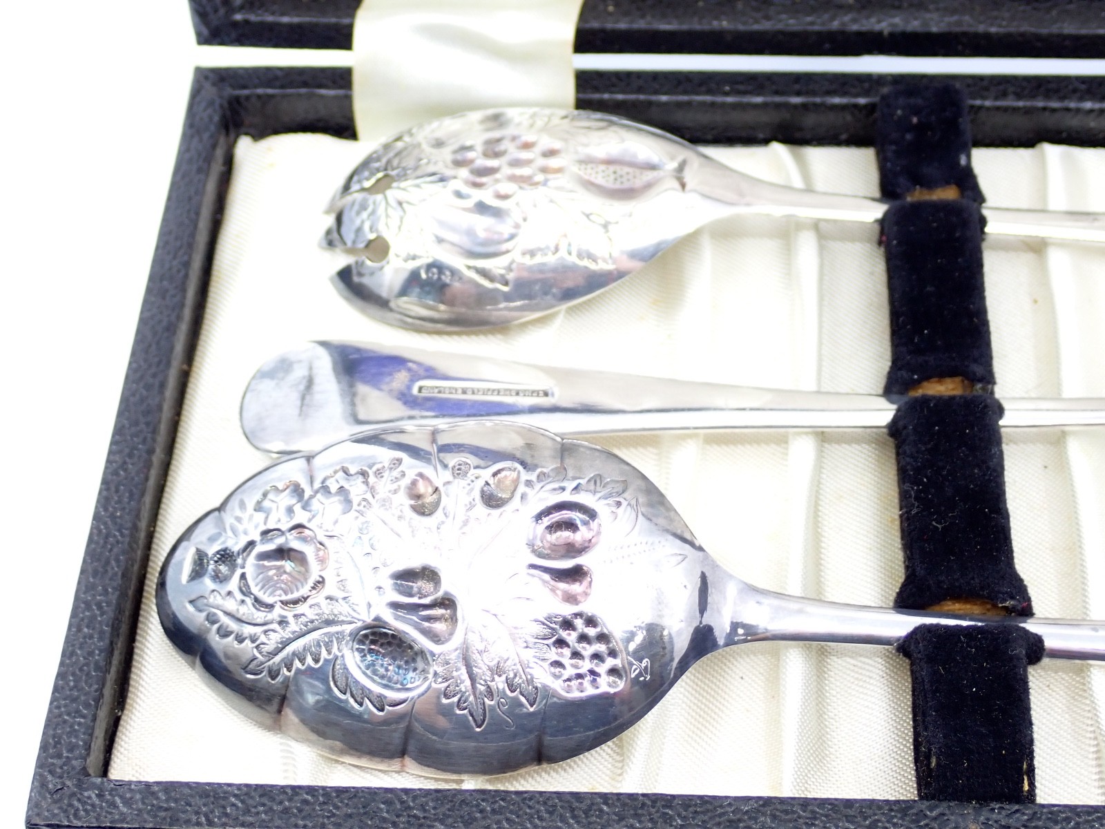 Vintage Raimond EPNS Sheffield England Embossed Fruit Preserve Spoon Set w/ Box