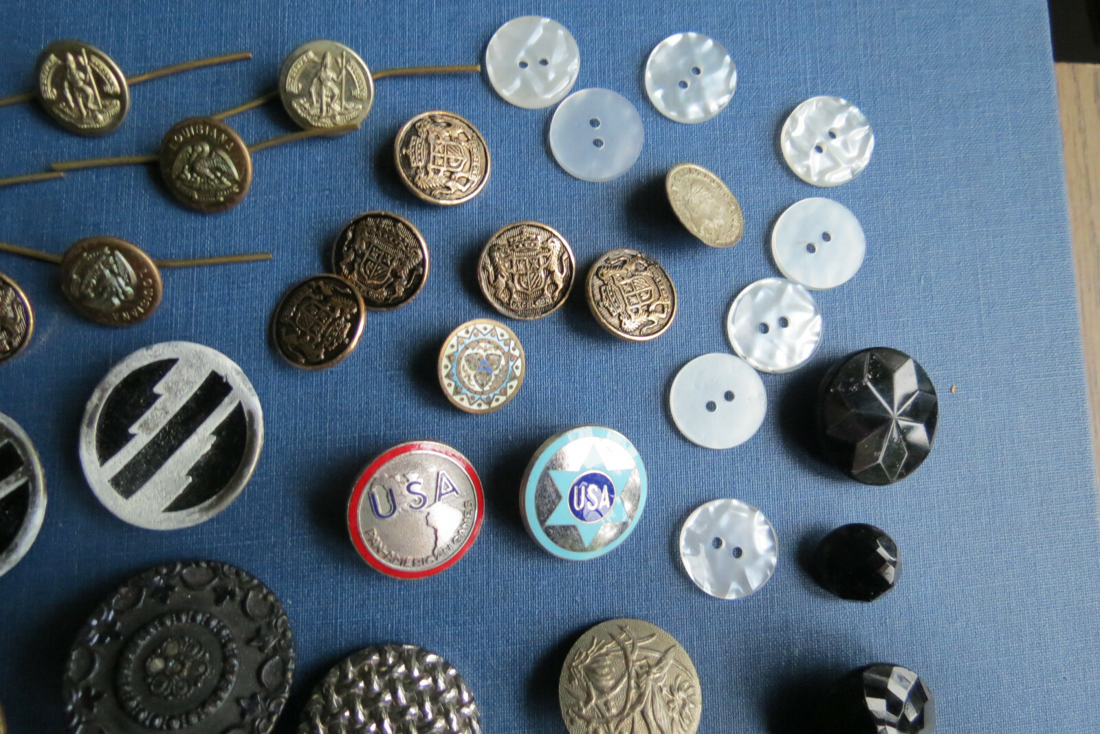 70 ANTIQUE & VINTAGE BUTTONS IN BRASS METAL GLASS ETC.
