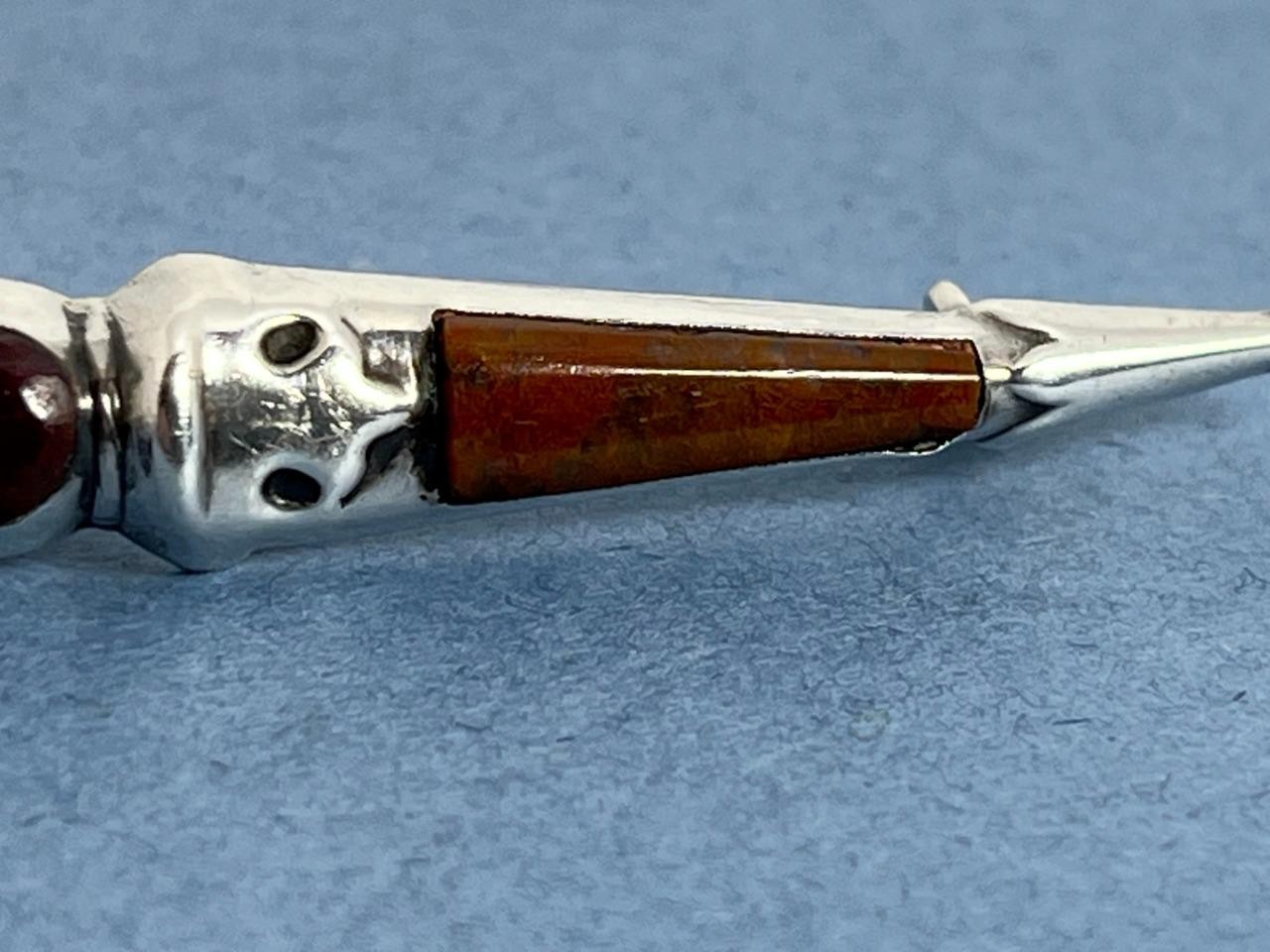 GOOD ANTIQUE SOLID SILVER SCOTTISH AGATE CITRINE DIRK BROOCH C.1920’S