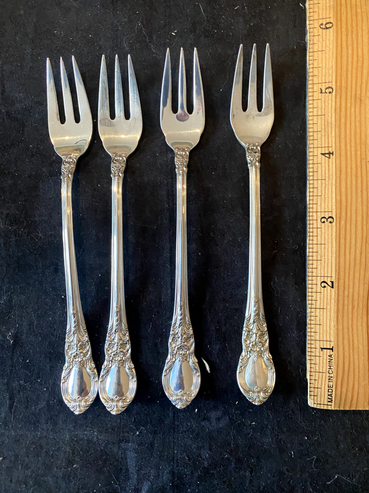LUNT AMERICAN VICTORIAN STERLING SILVER FLATWARE 4 SEAFOOD FORKS FOR 1 BID