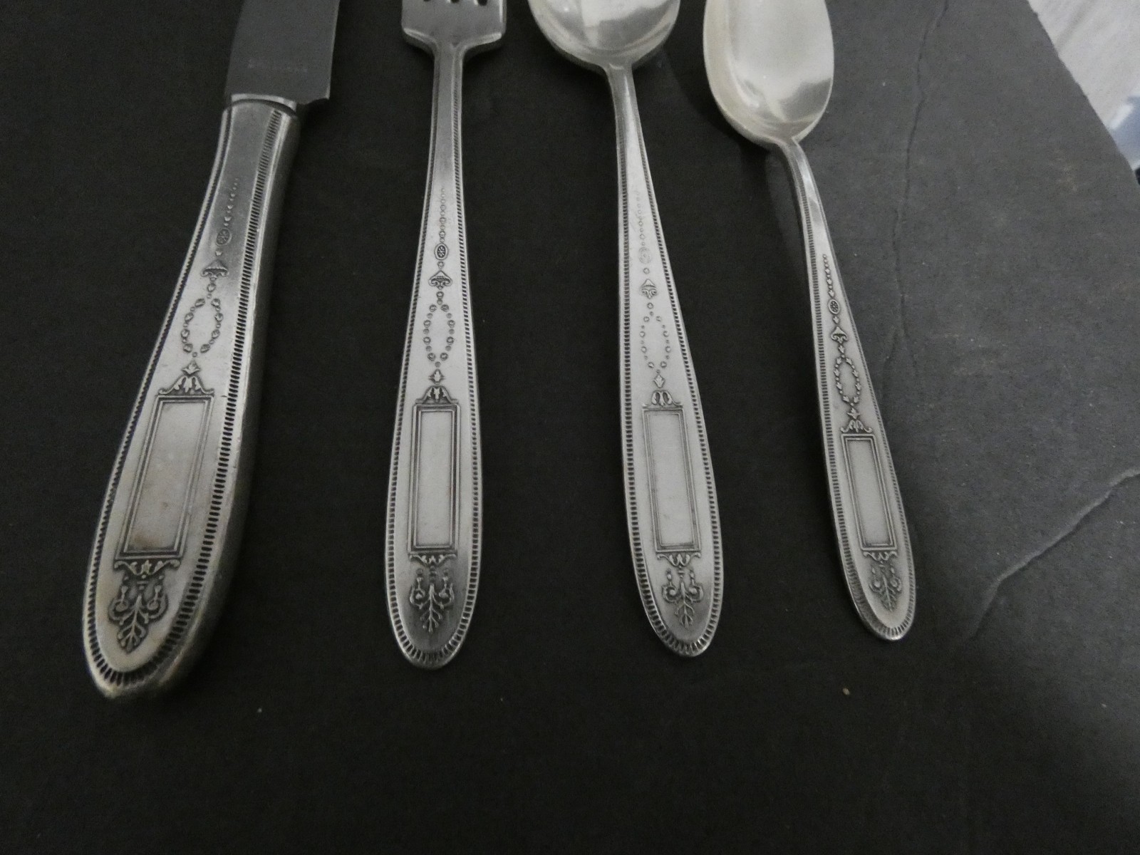 COMMUNITY PLATE SILVERPLATE FLATWARE SET 24 PIECE SERVICE 6 GROSVENOR