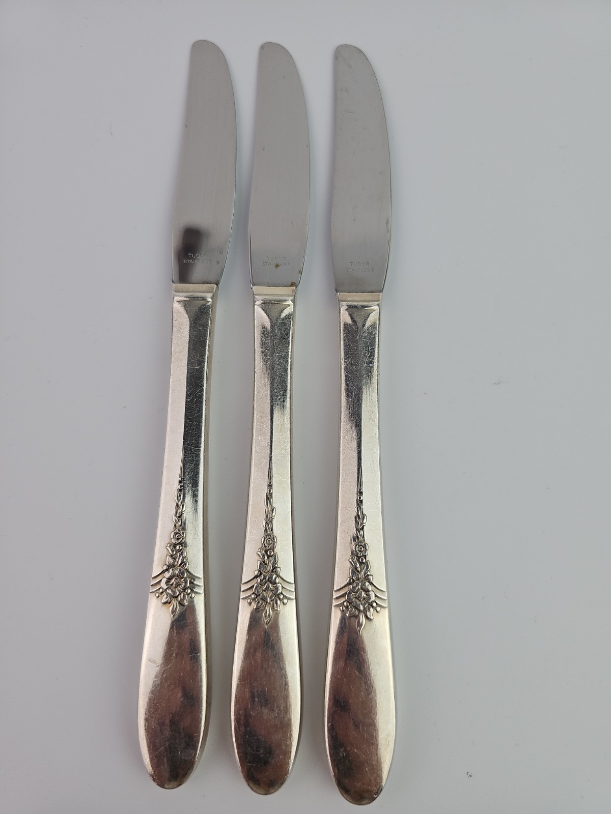 Vintage 1941 Fantasy Oneida Silverplate Knives Tudor Community Set of 3 Floral