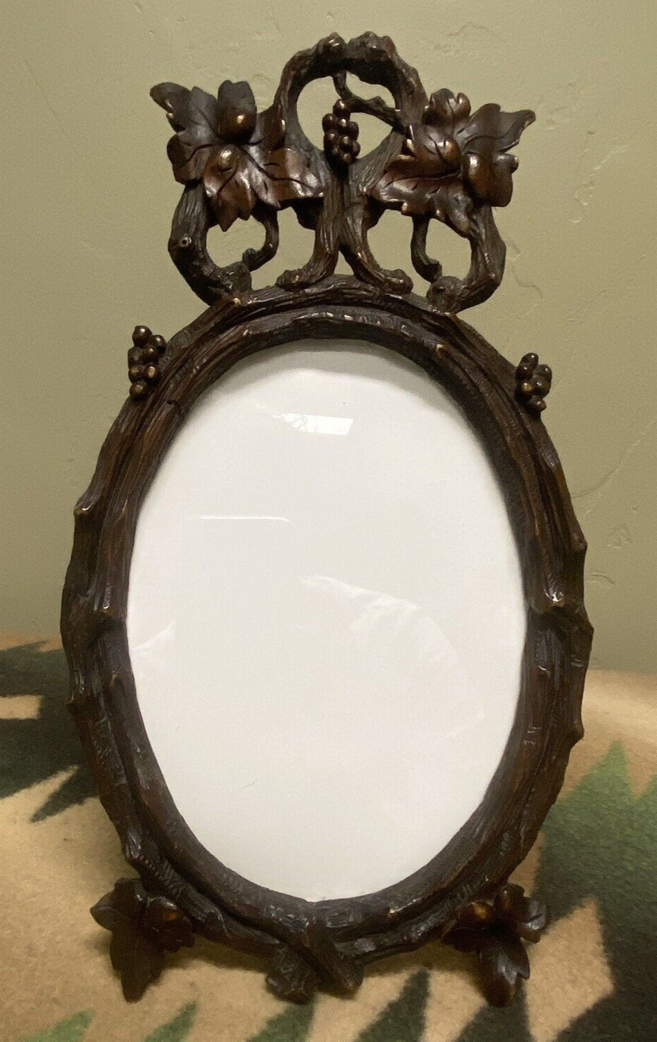 LARGE OVAL BLACK FOREST PICTURE PHOTO FRAME GRAPE VINES AND LEAVES #102