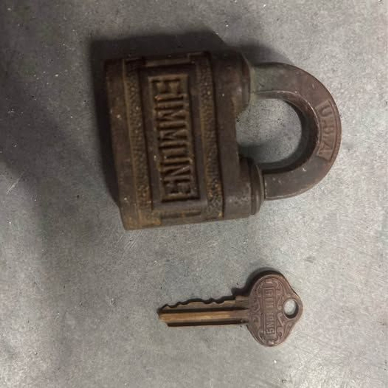 Antique SIMMONS Padlock Lock Brass with key ( u-2-29)