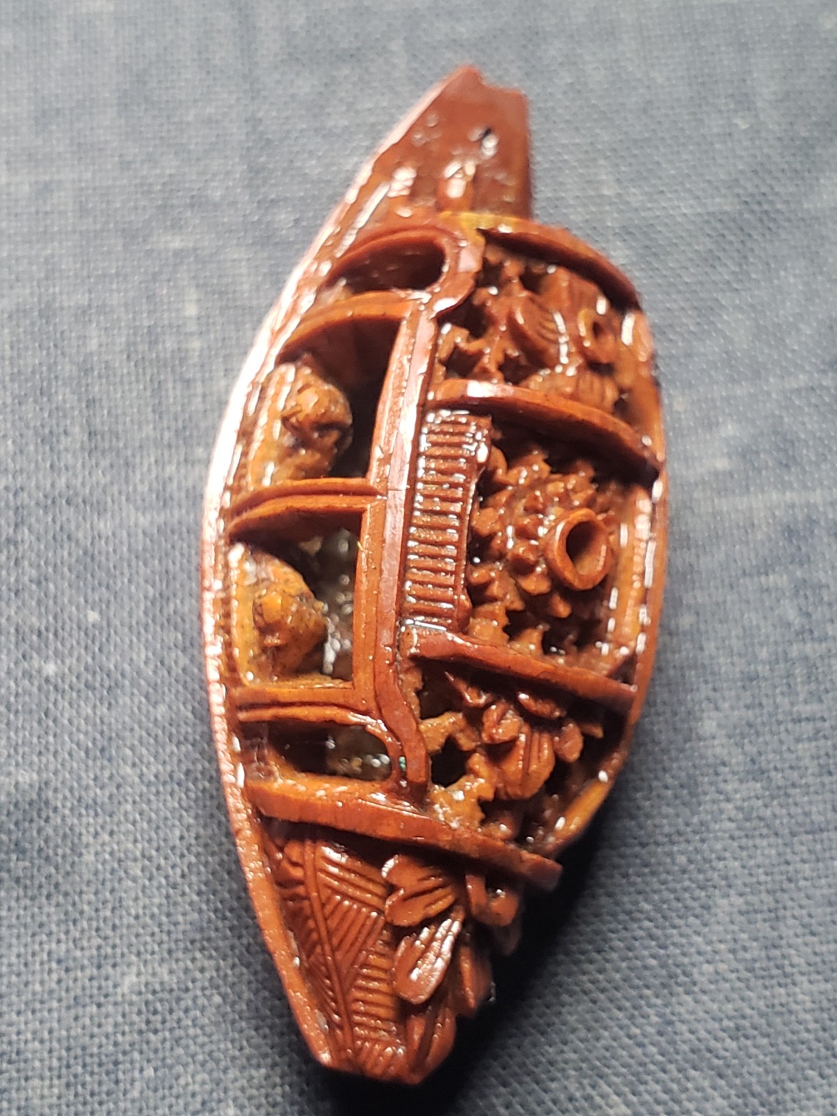 antique Chinese carved Hediao nut bead. Qing Dynasty, 19th century. VERY FINE.