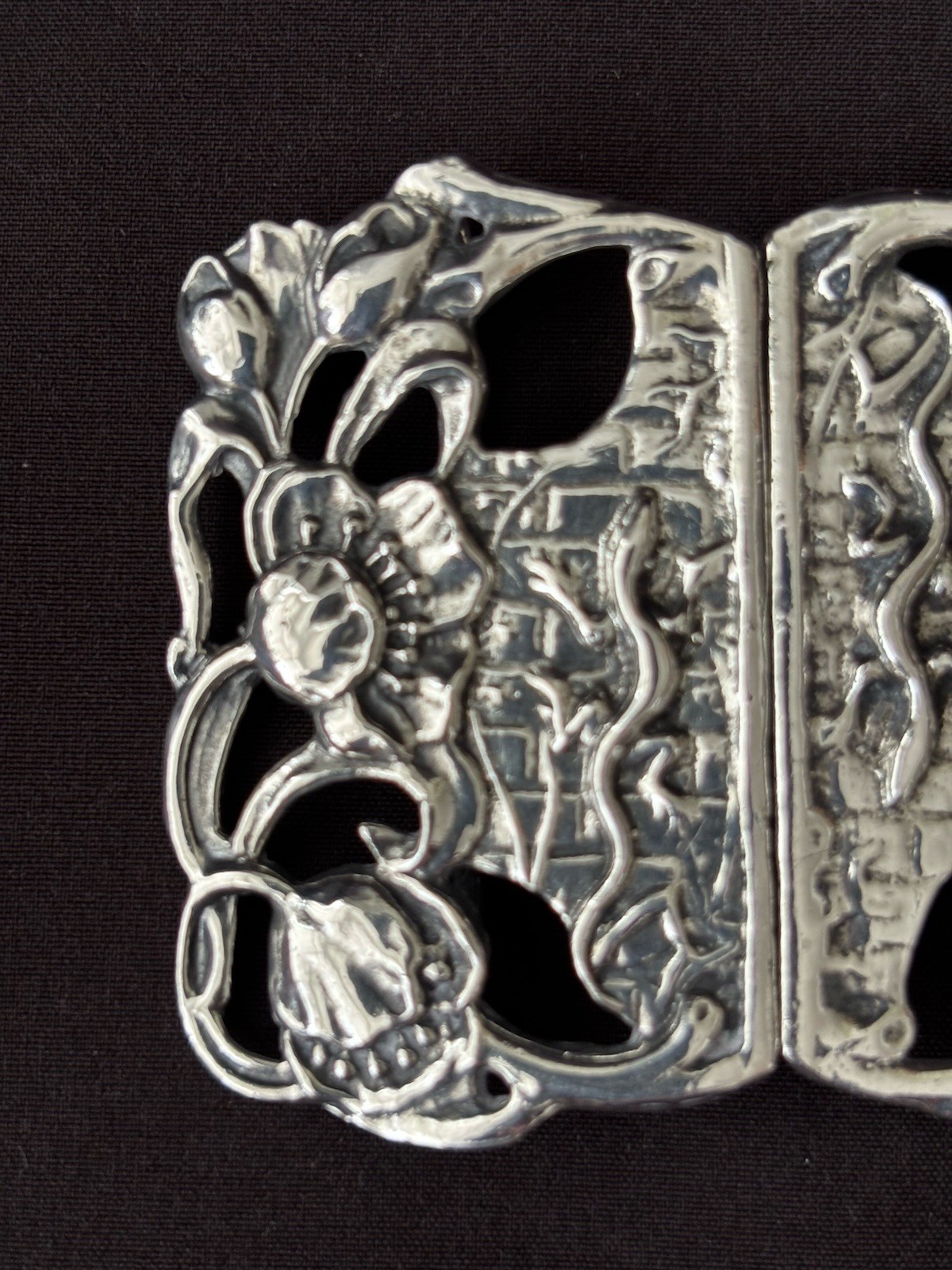 solid silver nurses Belt Buckle. With Flowers & Lizards. Birmingham 1987. P.M.L.