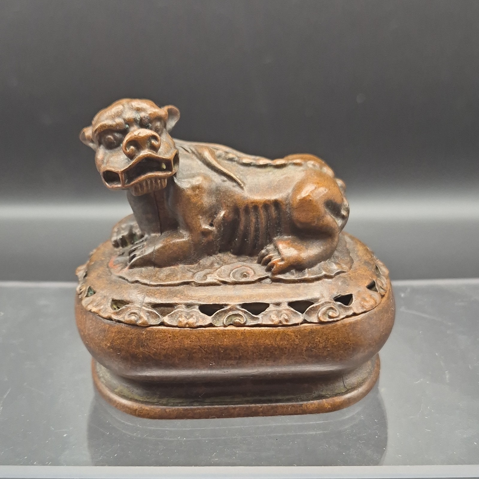 VINTAGE CHINESE BRONZE CENSER WITH A TEMPLE LION TO THE LID. 4 CHARACTER MARK
