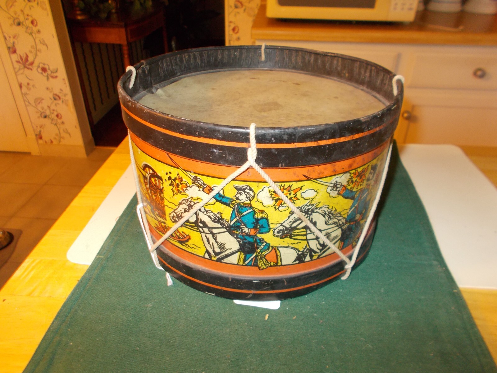 LATE 1800S EARLY 1900S CHILD’S TIN DRUM WITH ORIGINAL STRINGS WAR BATTLE ON SIDE