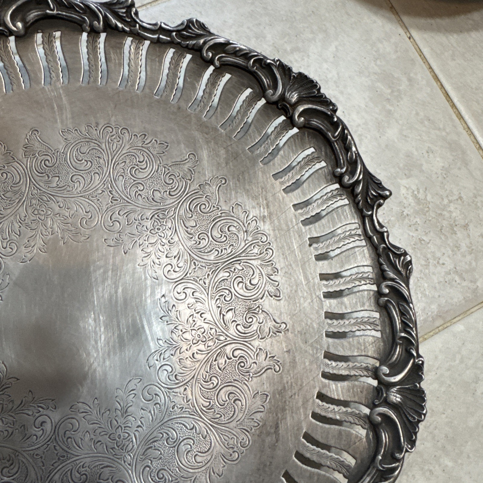 Oneida Silver Plated Round Footed Serving Plate D: 9 7/8”