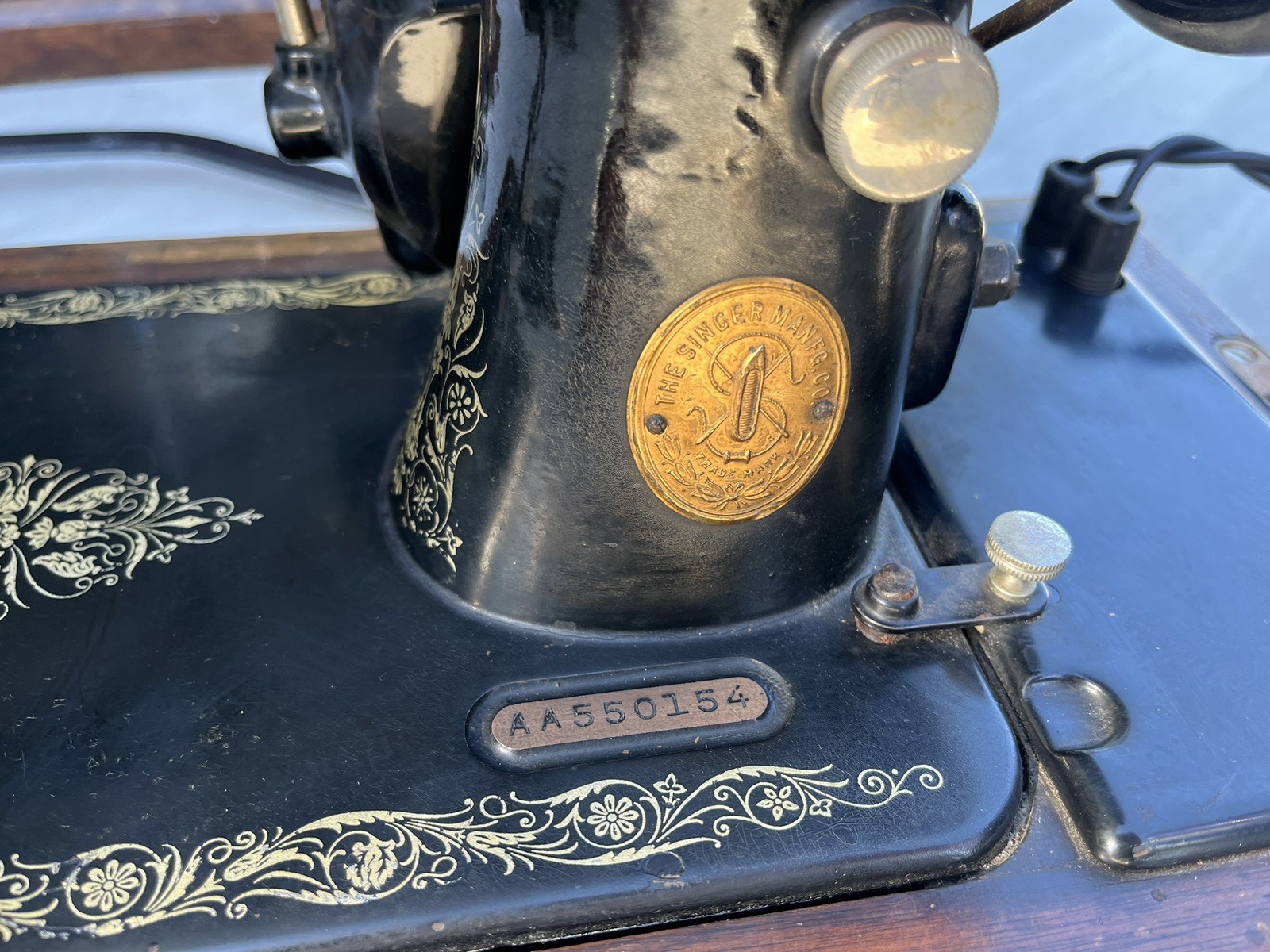 Vintage 1925 Singer Model 99 Sewing Machine With Knee Lever & Bentwood Case