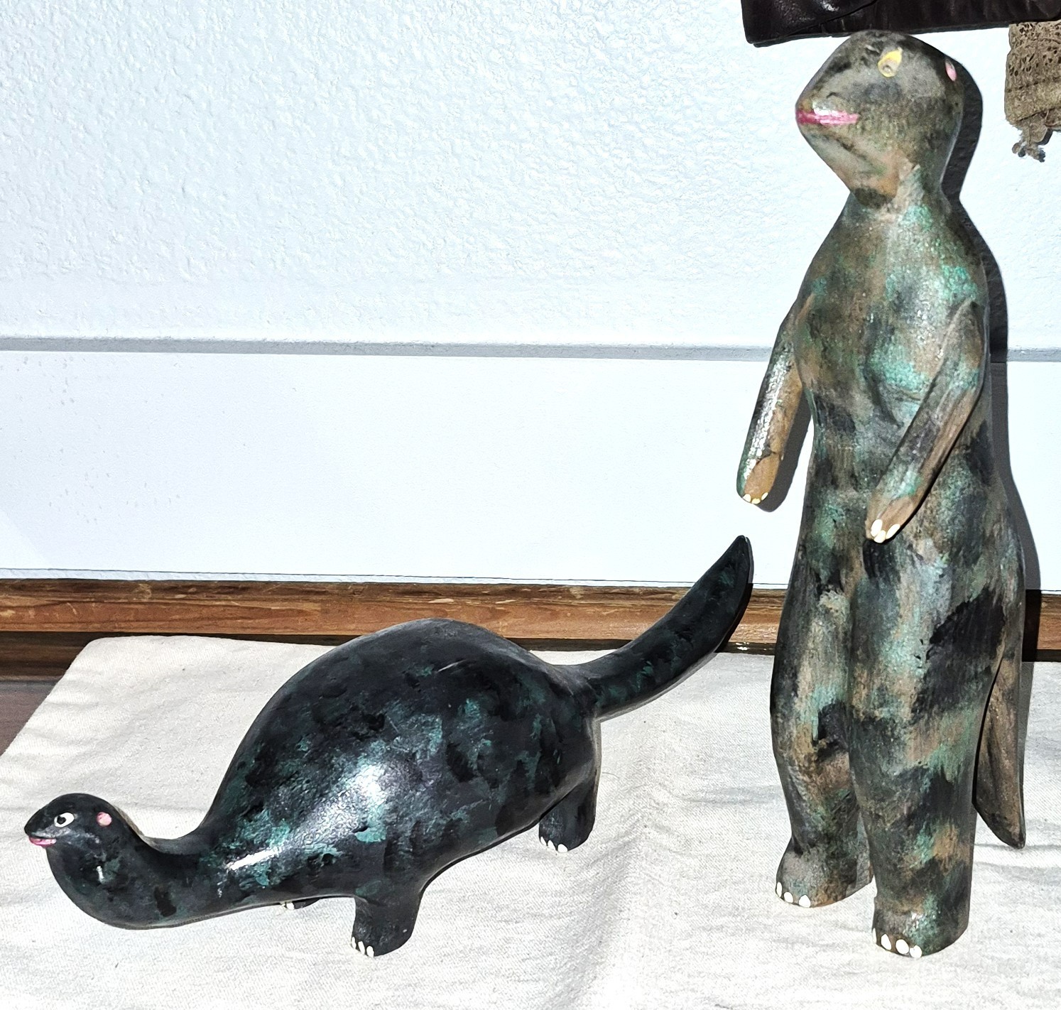 VINTAGE SIGNED JIM LEWIS 1992 FOLK ART CARVED DINOSAUR T-REX & BRONTOSAURUS vafo