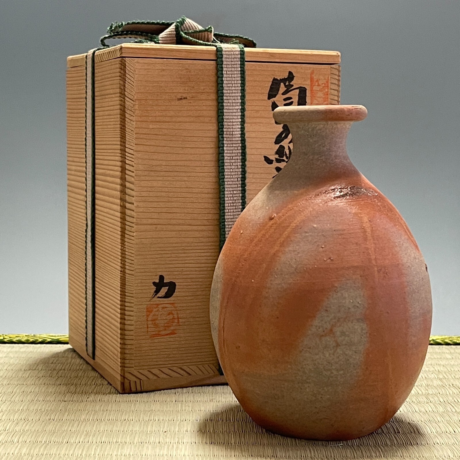 Japanese Pottery Tokkuri Bizen Ware #529 ” Nanzangama ” Sake Bottle Flower Vase