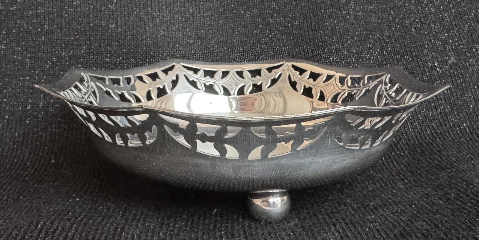 PRETTY VINTAGE SILVER-PLATED BON-BON DISH ON 3 BALL FEET