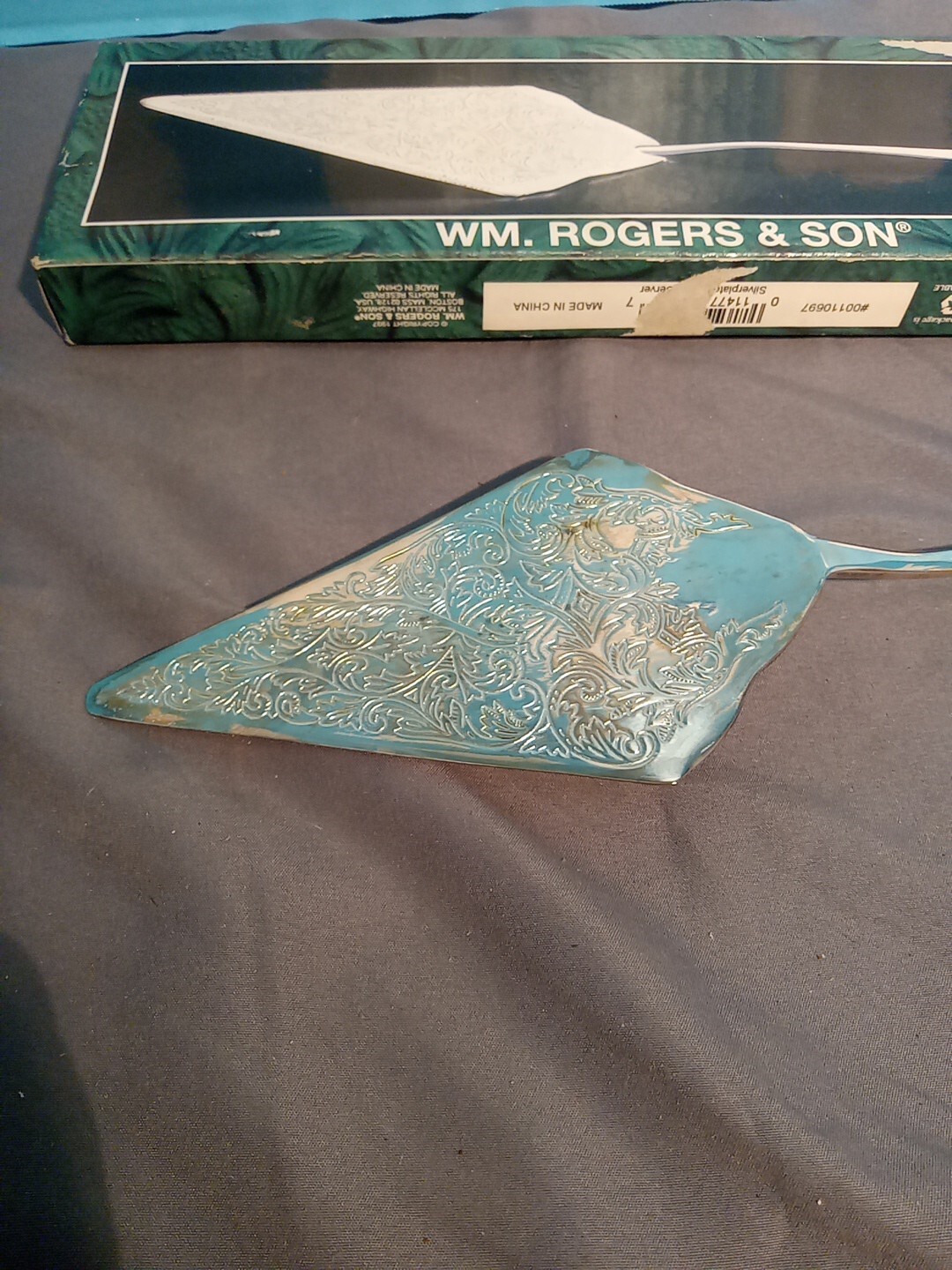 W.M. Rogers & Sons Cake Server Silverplated #0697 11.25″ Serrated Edge Floral
