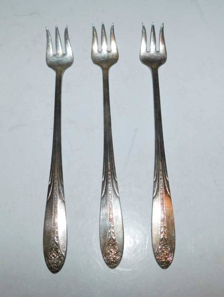 3 NEAT VINTAGE HORS D’OEUVRES NATIONAL SILVER CO A1 PICKLE FORK LOT