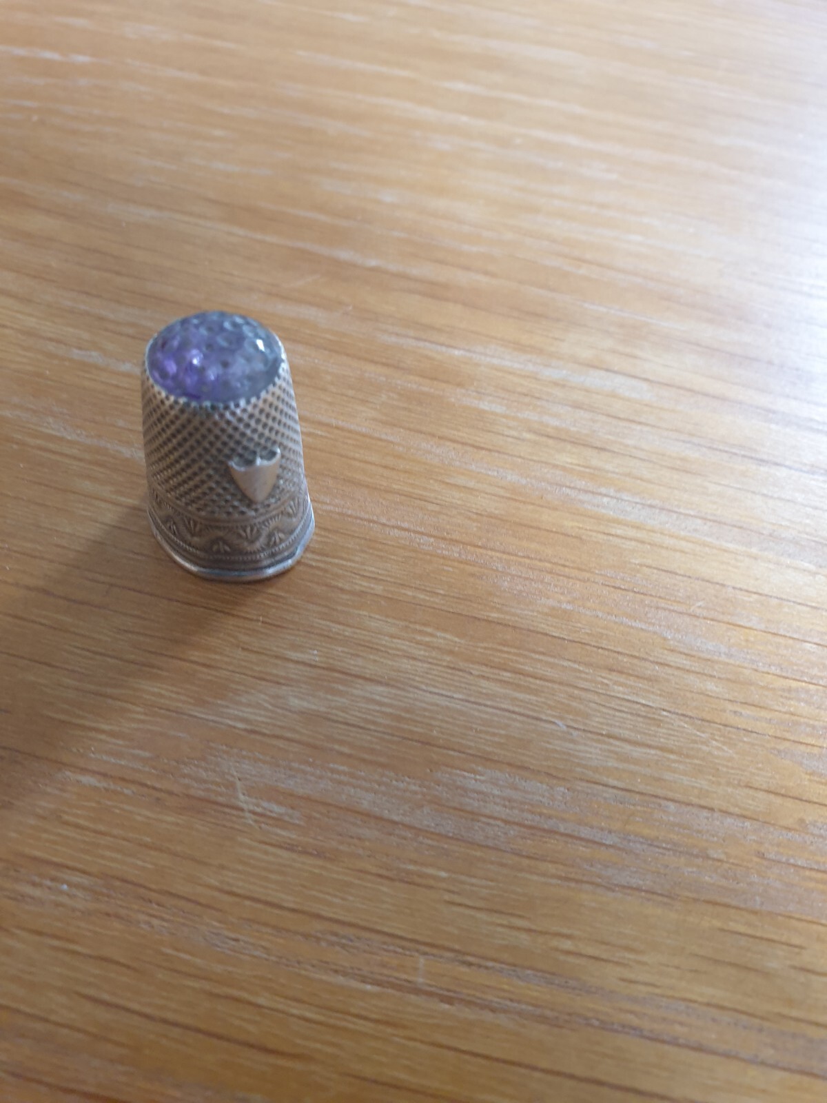 Vintage Possibe Antiqe Continental Silver Thimble Mauve Agate Top And Shield