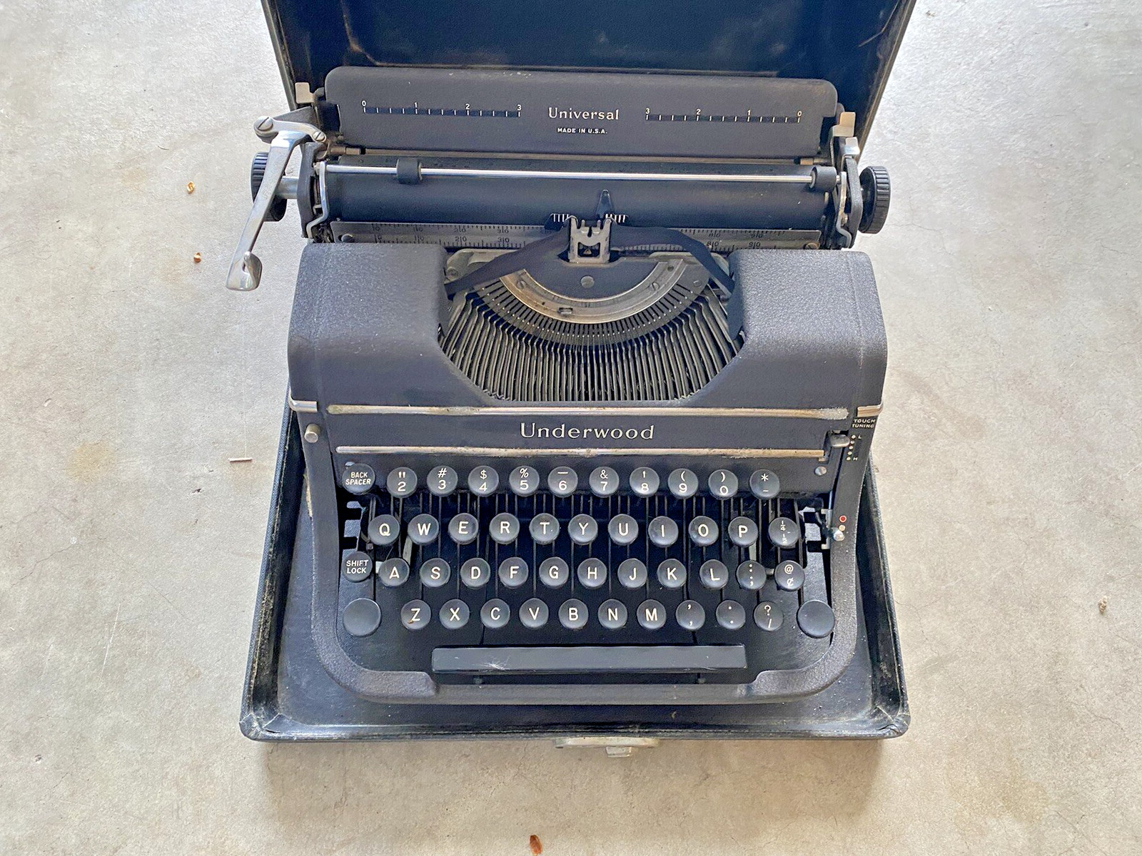 VINTAGE UNDERWOOD TYPEWRITER with CASE – WORKS WELL- HANDLE STATES UNDERWOOD TOO