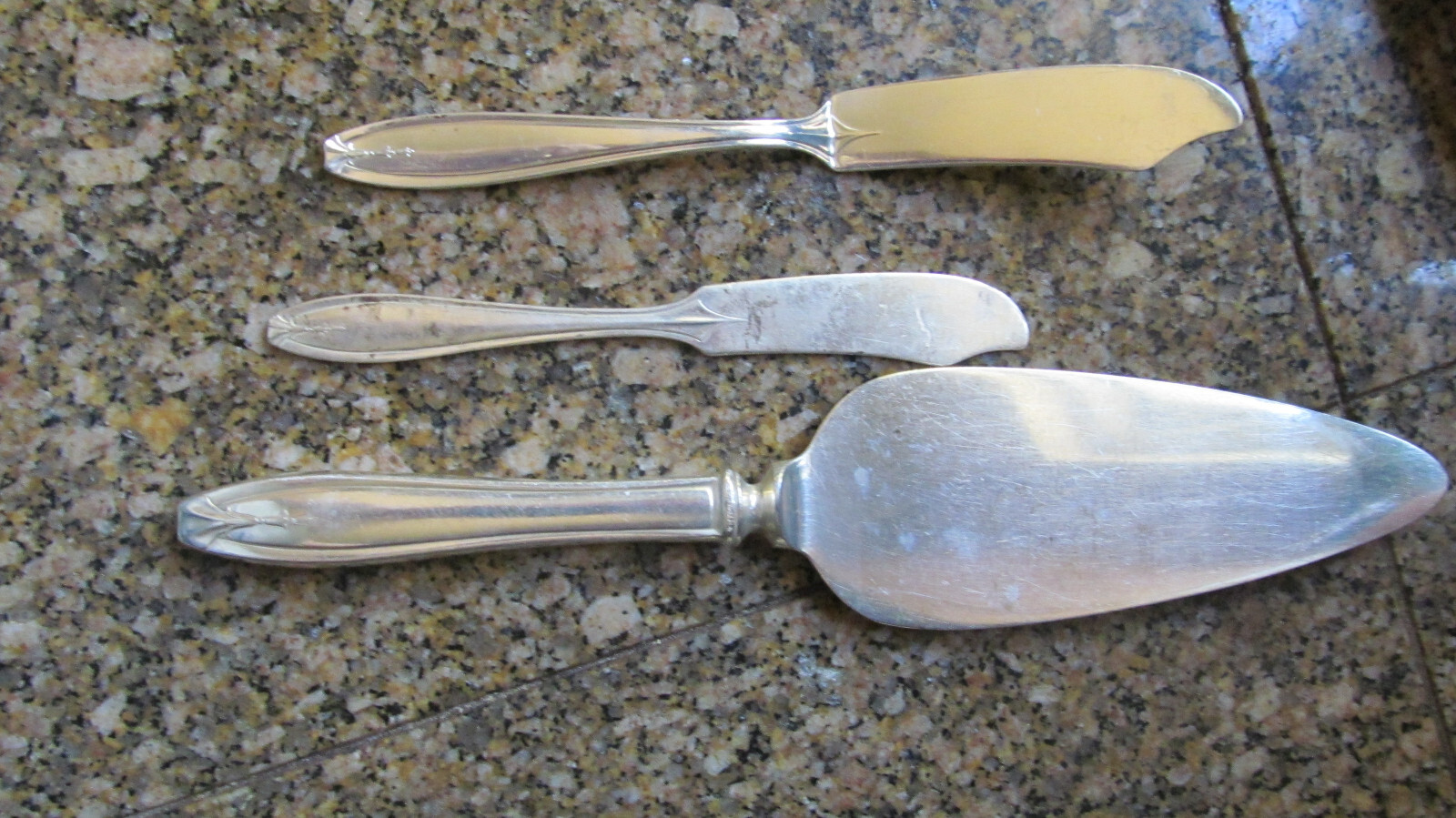 *R Wallace 1835 “HOSTESS” Silver Plate PIE SERVER, BUTTER KNIVES, Spoon 1920