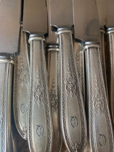 11 Dinner KNIVES 1925 TRIUMPH Wm Rogers Hollow Monogram Silverplate 9.5″ LOT Vtg