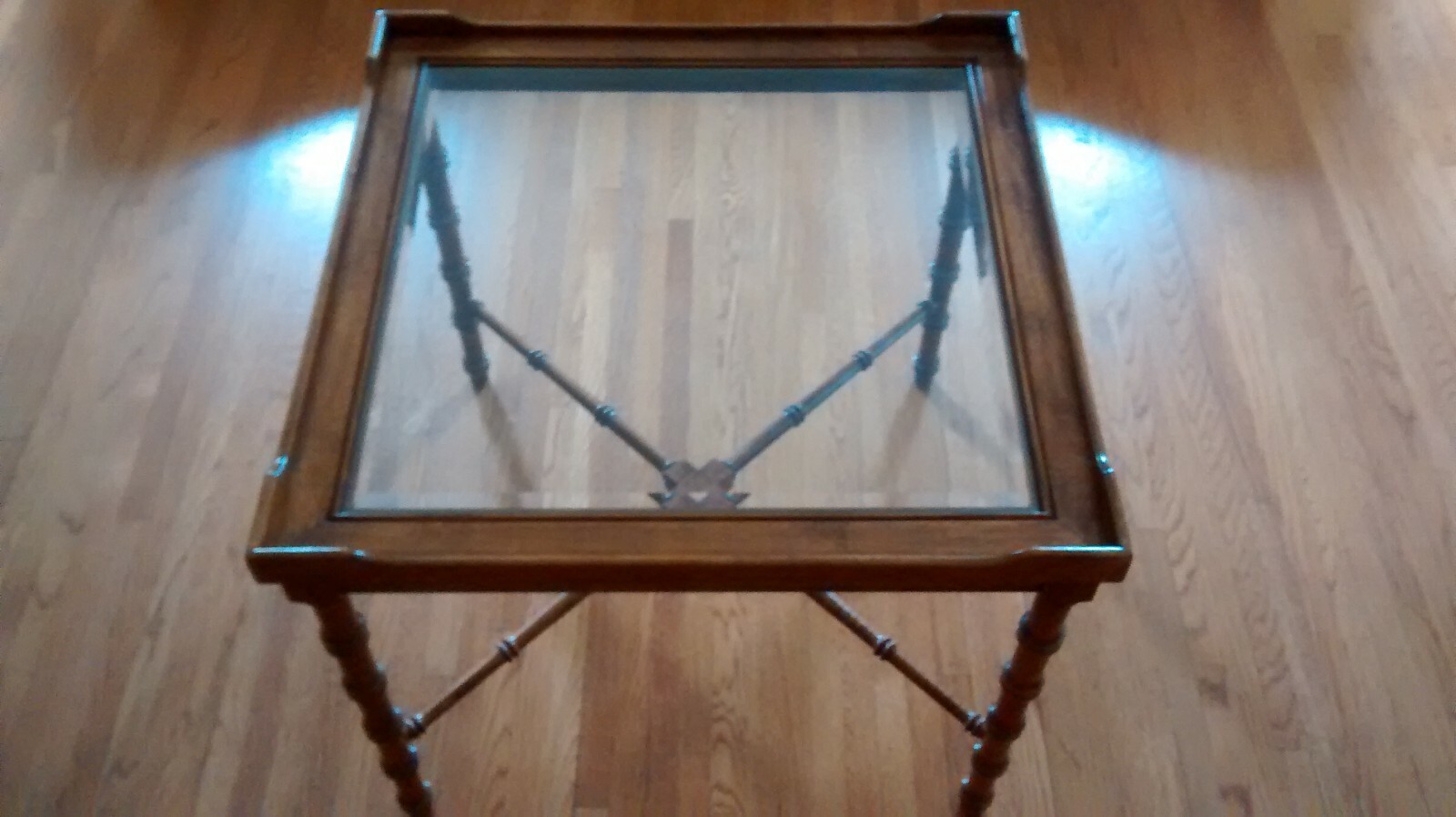 Square end table with beveled glass top inlay and raised edge 27x27x22 – EUC