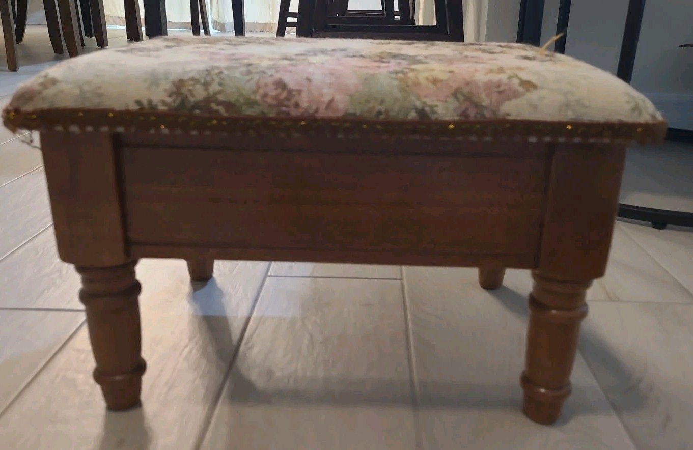 VTG Floral Upholstered Foot Stool Ottoman Padded Hinged Top Storage 15″x11″x9.5″