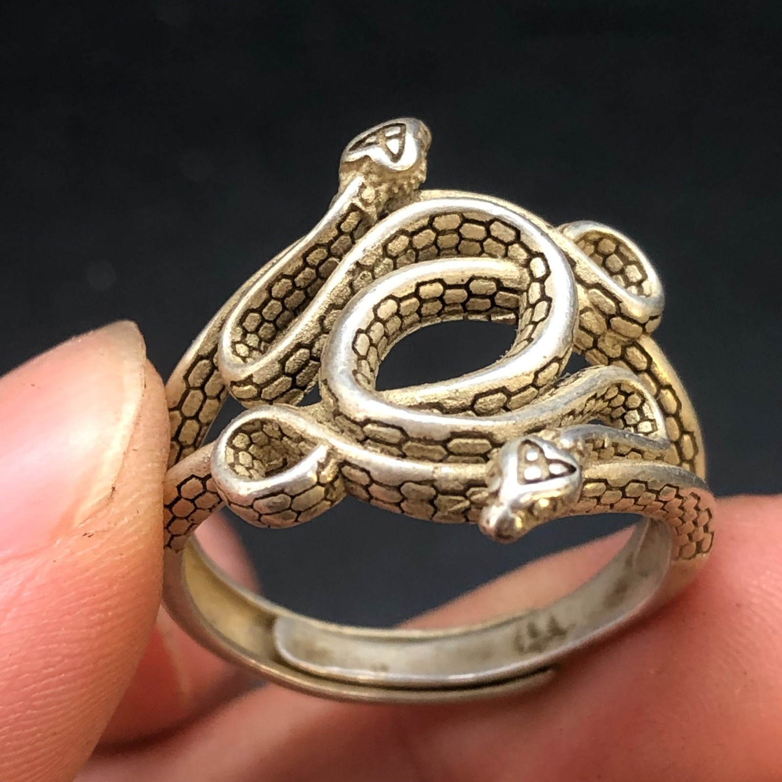 Exquisite China Tibetan Silver Handmade 2 Snakes Ring A15