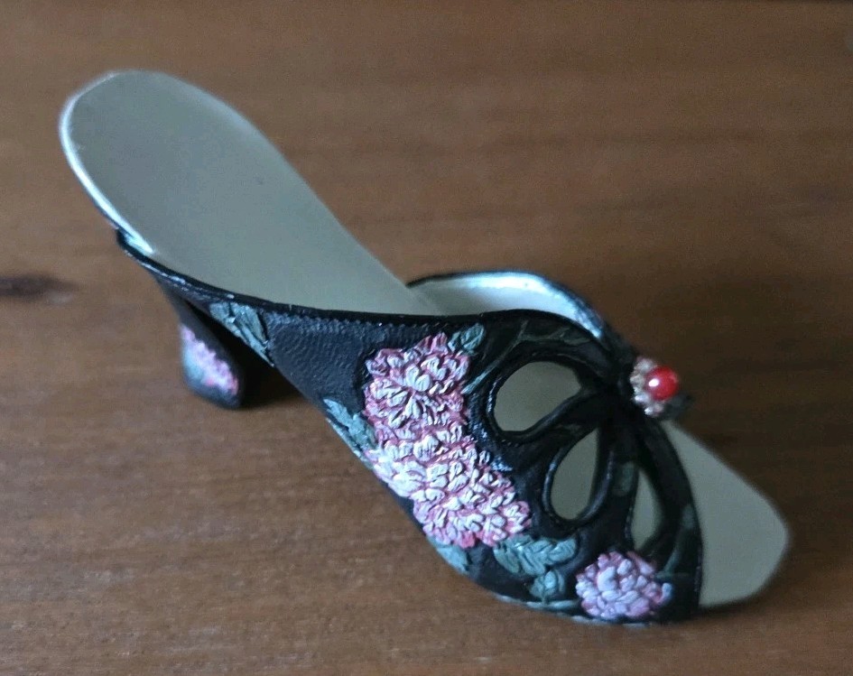 Nostalgia Decor Shoe Popular Imports Approx. 3 1/2″ Long Black Floral Motif Used