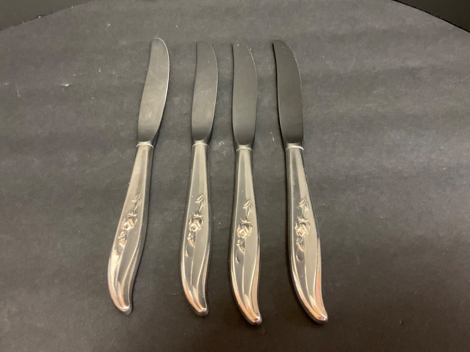 4 International Silver 1847 Rogers Bros MAGIC ROSE Silverplate 9 1/4″ Knife
