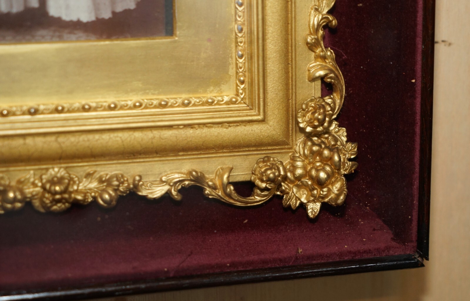 ANTIQUE VICTORIAN VIOLINISTS PHOTO & PERIOD FRAME CASED INSIDE DISPLAY CASE