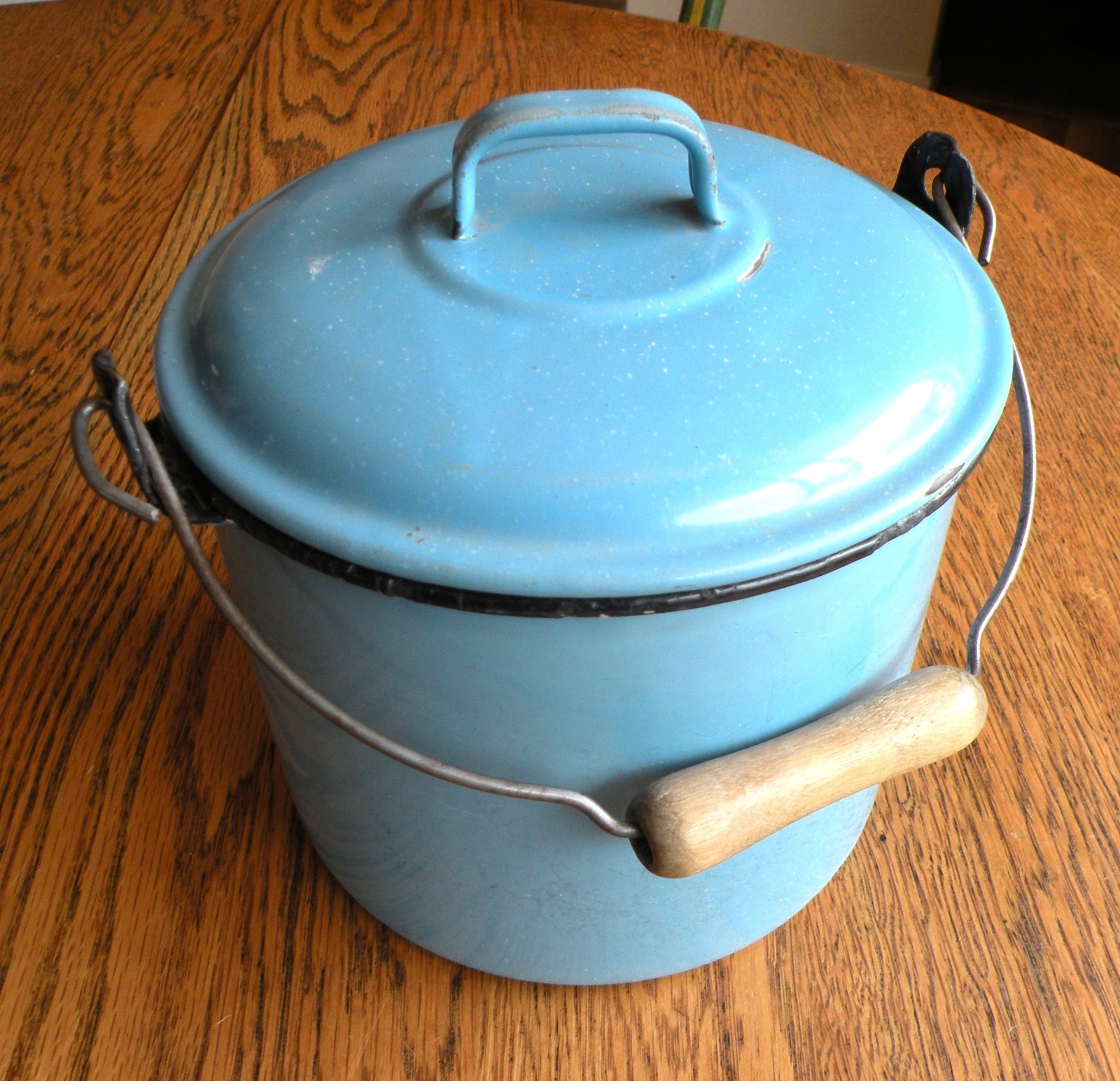 Vintage BLUE ENAMELWARE POT with LID -BERRY PAIL or CAMPFIRE COOKING Farmhouse