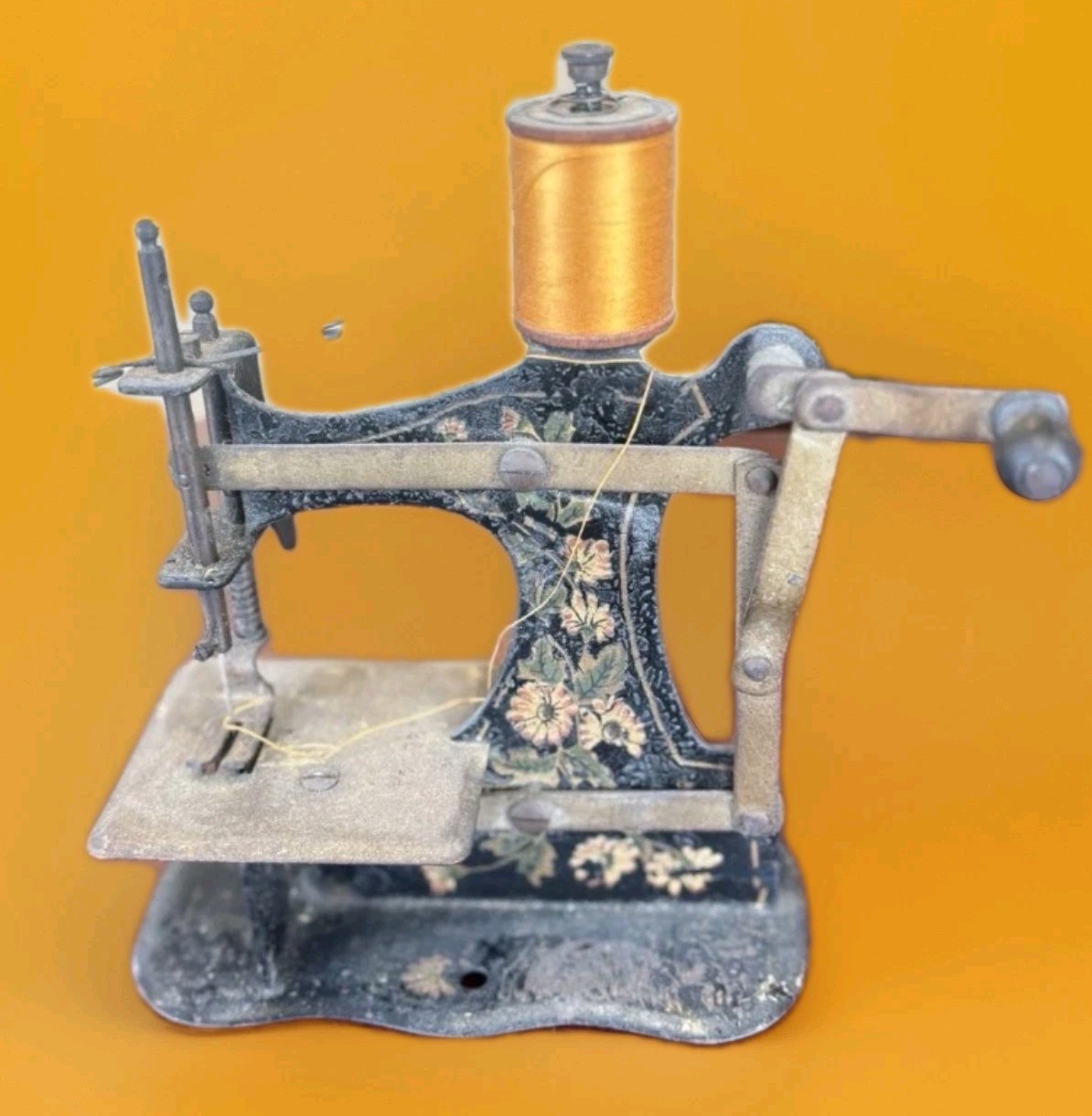 RaRe Late Victorian 1900’s Mini Sewing Machine Side Crank Metal Flowered Pattern
