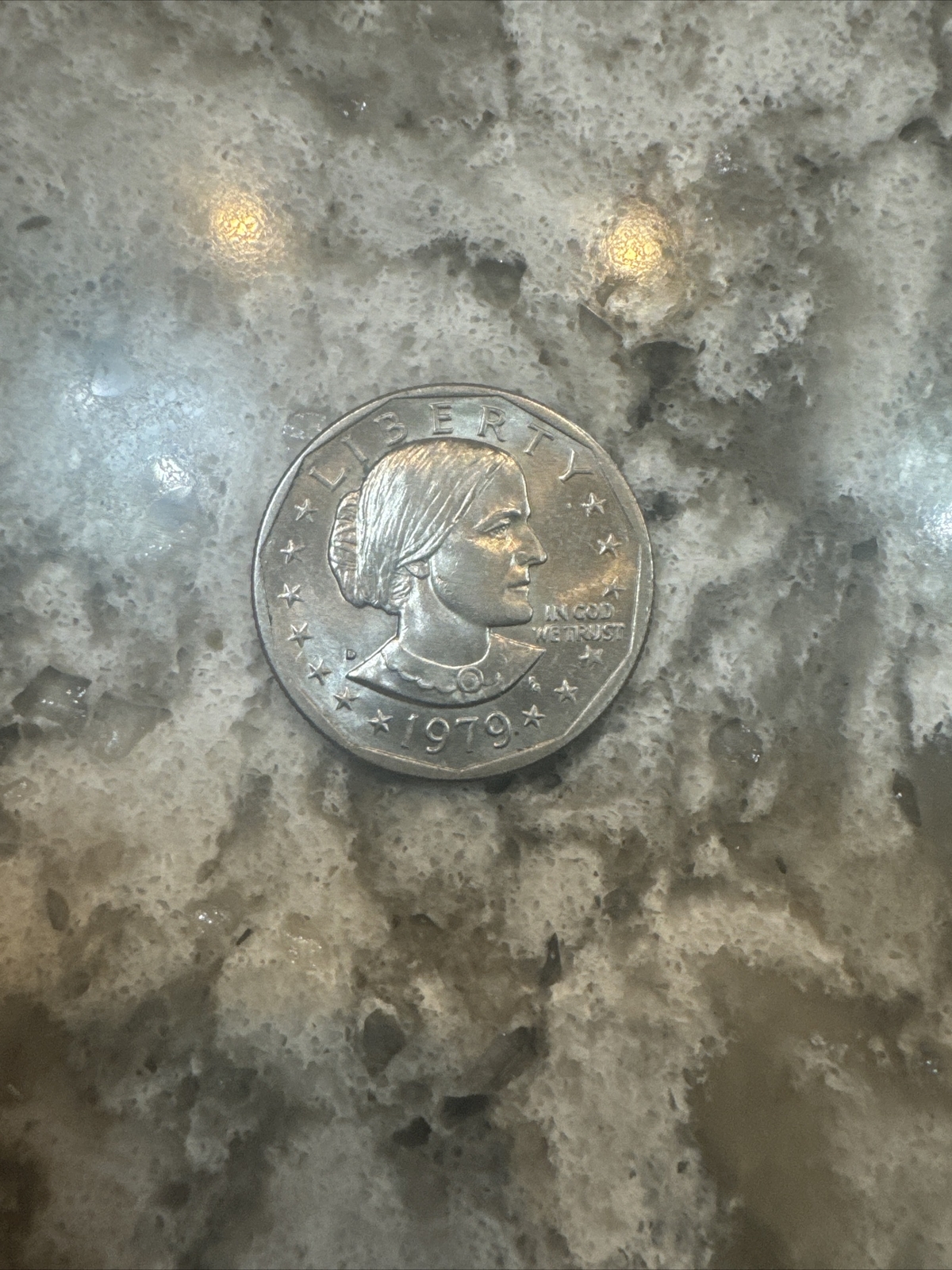 EXTREMELY RARE SUSAN B ANTHONY 1979 1 DOLLAR COIN! (MINT CONDITION)