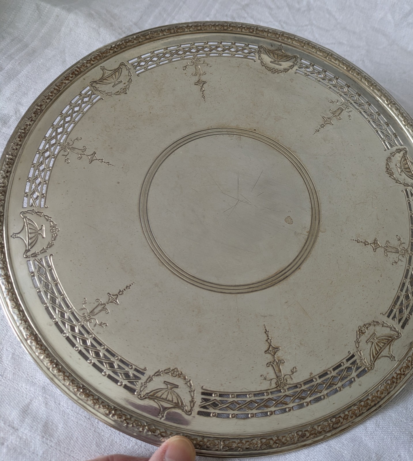 Vtg Benedict 10″ Footed Serving Plate Model 1104 silver plate EPNS made in USA