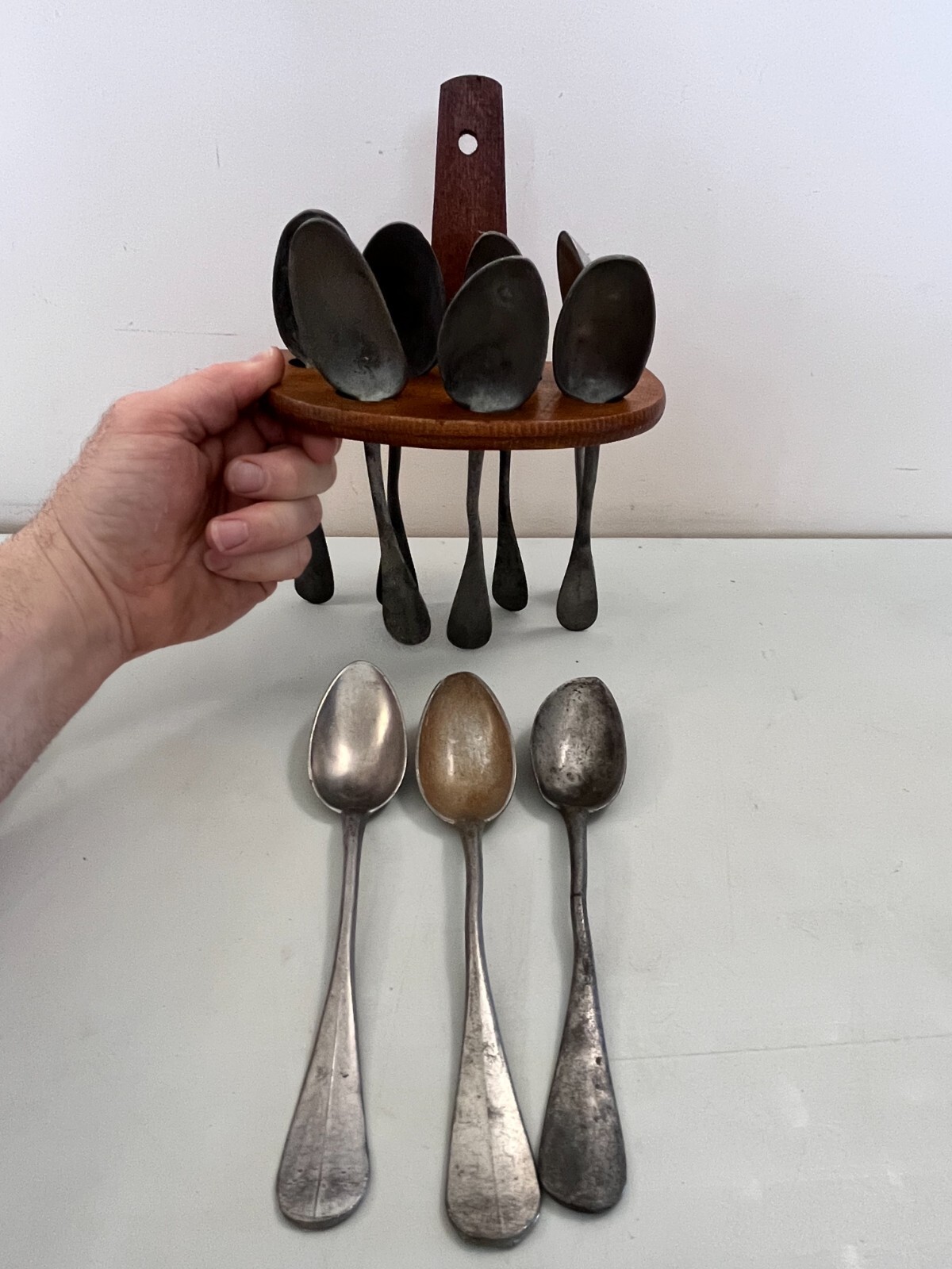 RARE ANTIQUE 18TH CENTURY AMERICAN PRIMITIVE 10 PEWTER SPOONS WITH RACK HOLDER