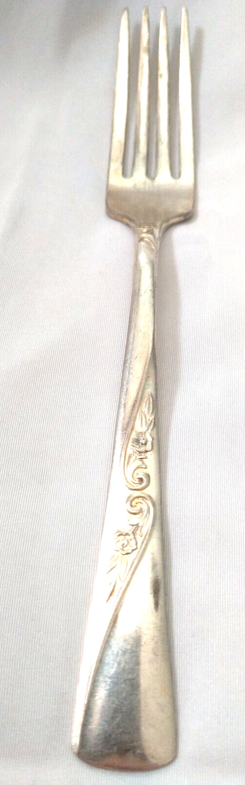 International Silver plate Revelation II Roses & Scroll Dinner Fork 7 1/8″