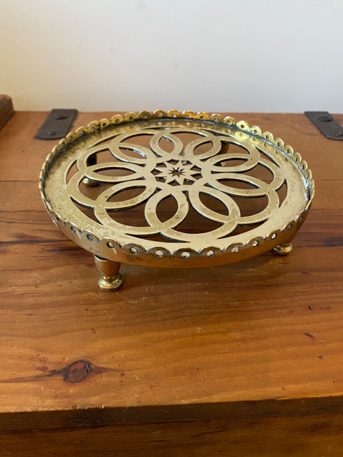 ANTIQUE EARLY 19TH C FILAGREE HEAVY BRASS TRIVET WITH PIE CRUST RIM