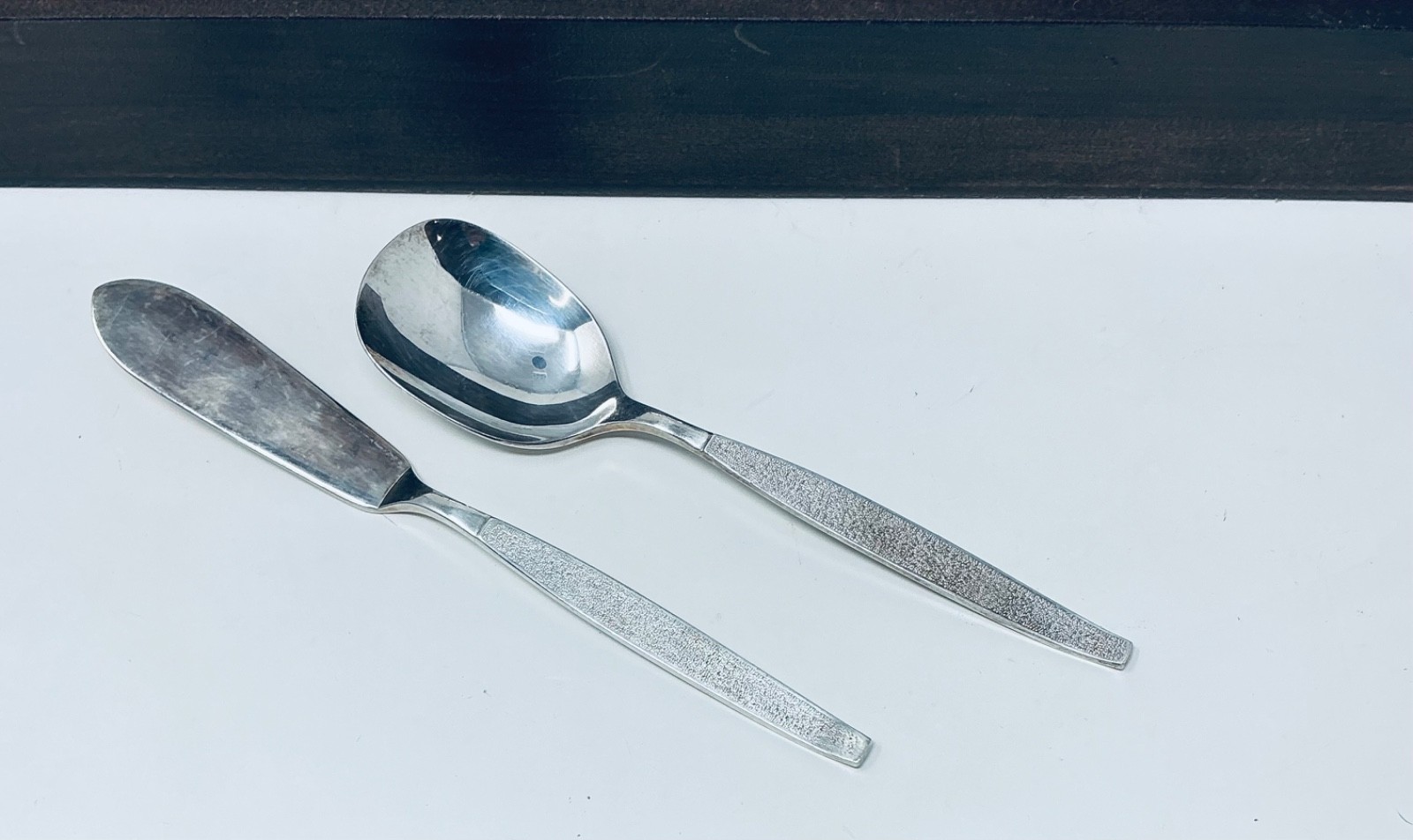 Oneida Community Silver Sands 64 Pc Flatware w/ Chest Tarnish Resistant Serves 8
