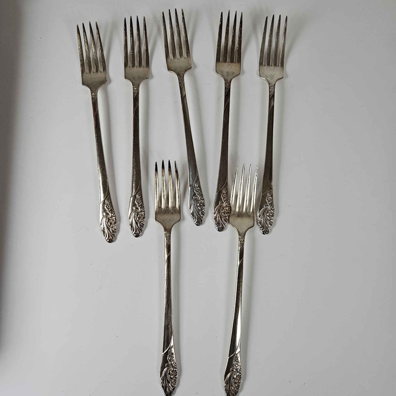 Oneida Community Evening Star Pattern Silverplated Flatware With Wooden Chest