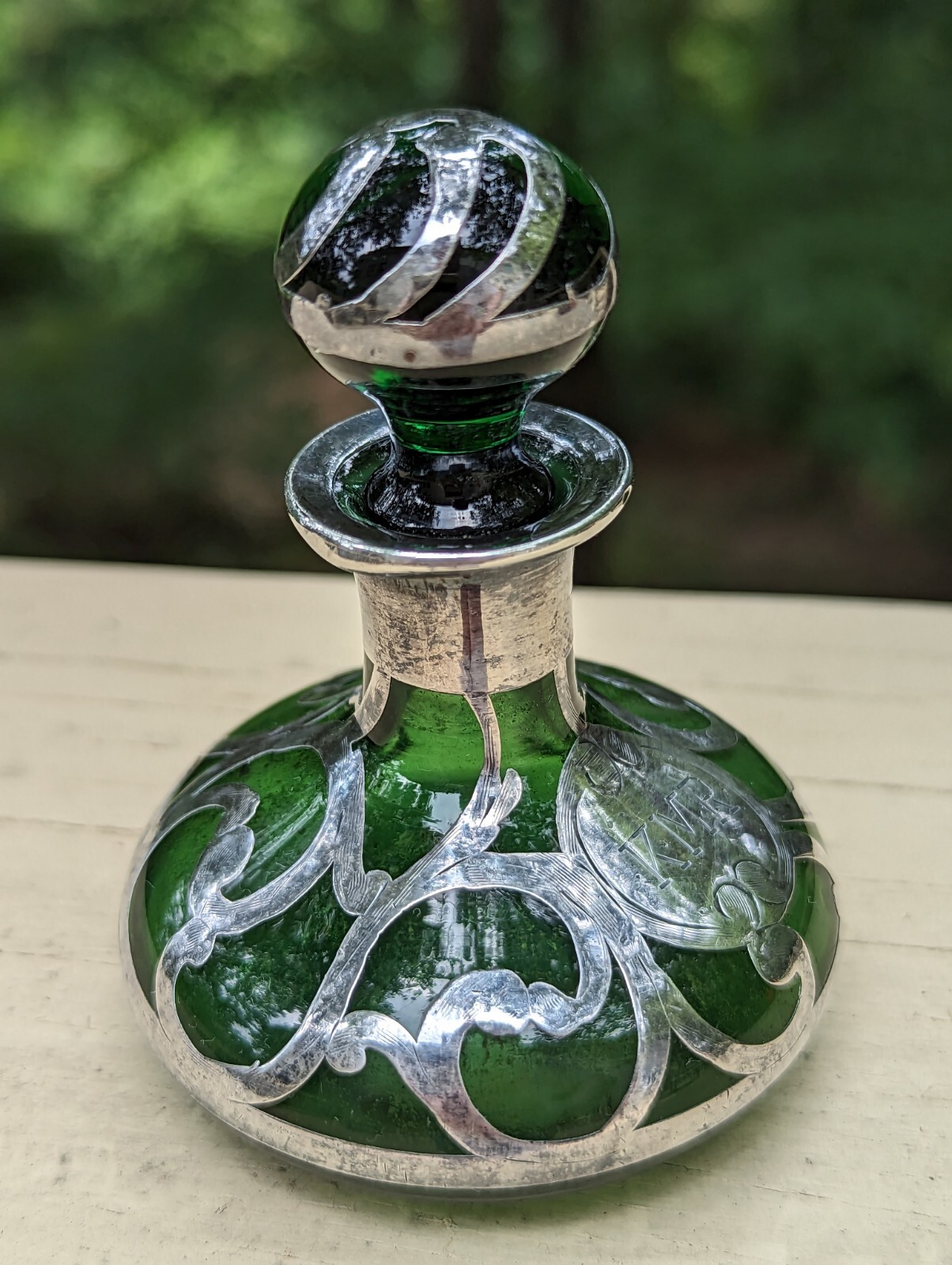ART NOUVEAU 1900’s GREEN ART GLASS 3.25″ PERFUME BOTTLE STERLING SILVER OVERLAY