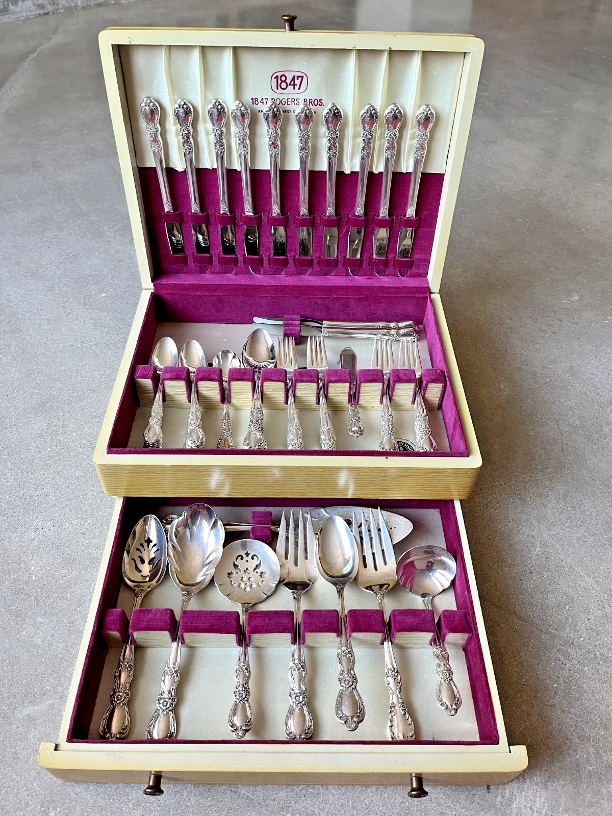 Vintage Rogers Bros 71 Piece Silverplate Flatware Heritage w/ box in great shape