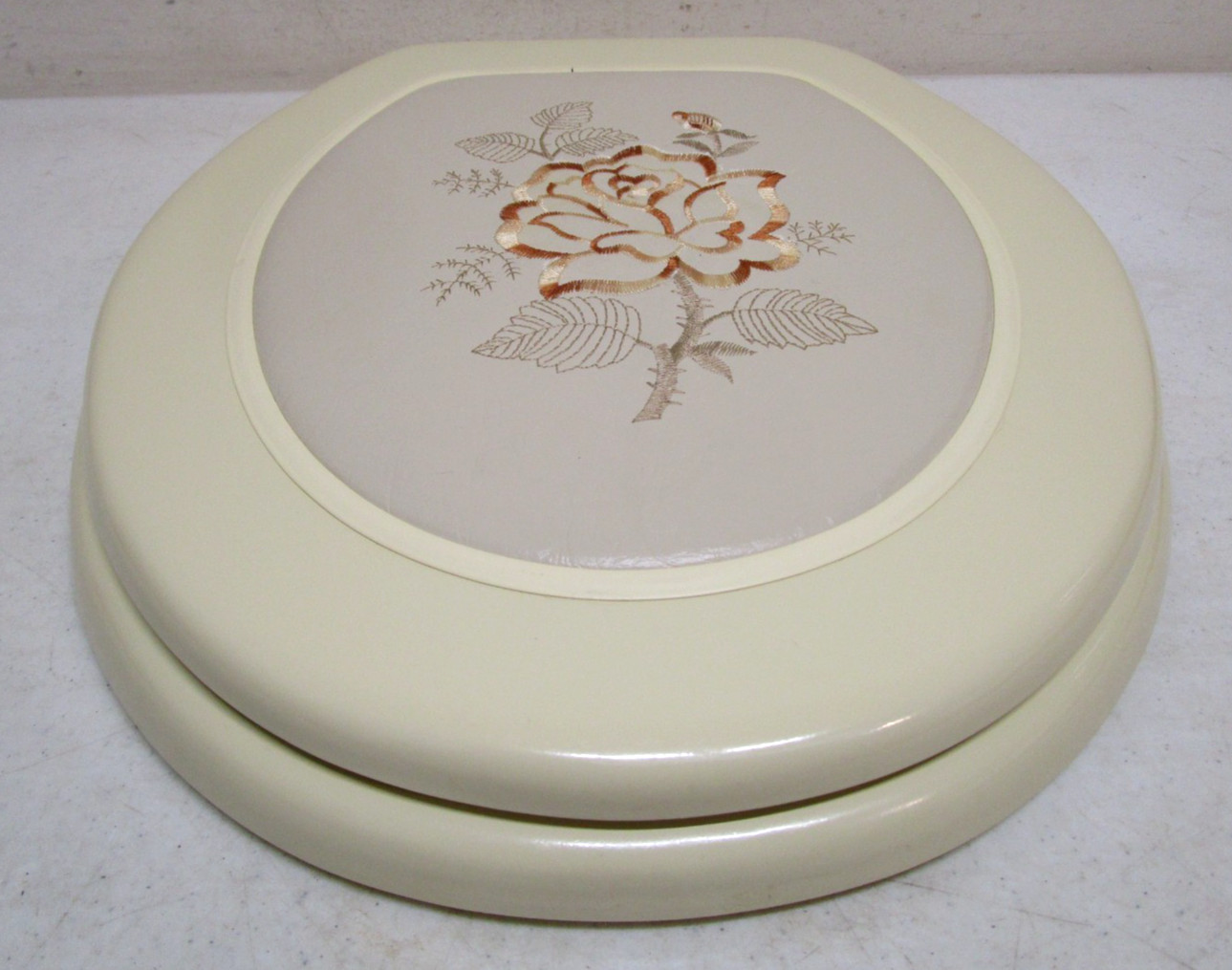 VINTAGE 1970’s-80’s NOS SATIN ROSE ANTIQUE WHITE SOLID BATHROOM TOILET SEAT