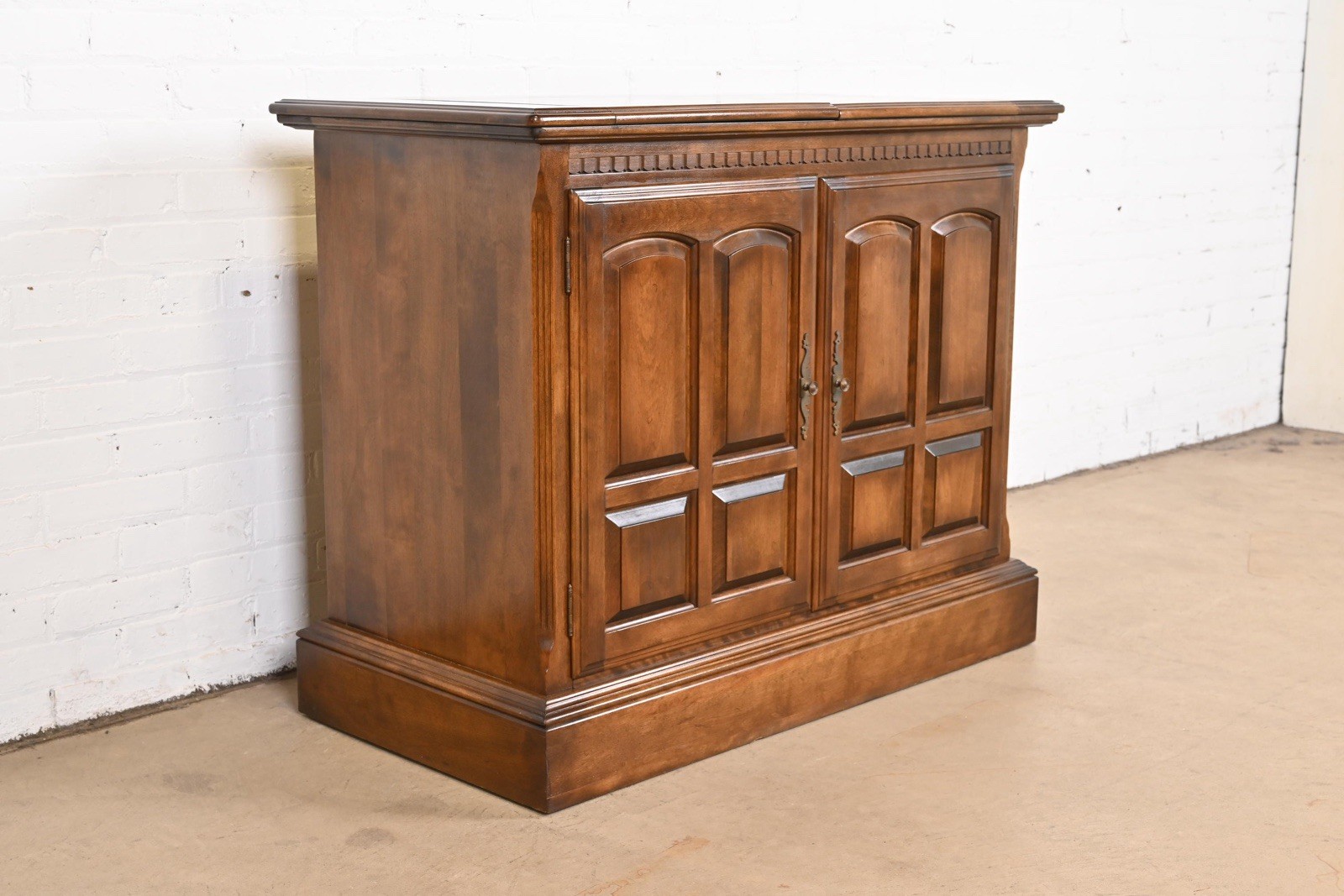 Vintage Ethan Allen Transitional Style Flip Top Maple Bar/Server Cabinet