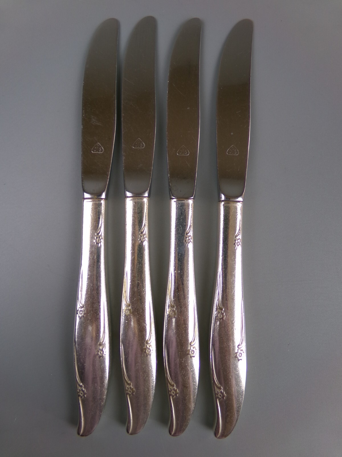 Vintage Salad / Butter Knives x 4. Silver Plated. ONEIDA Community SILVER FLOWER