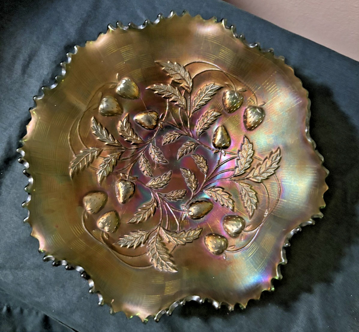 Green Signed Northwood Carnival Glass Strawberry Pattern Ruffled Bowl 8″