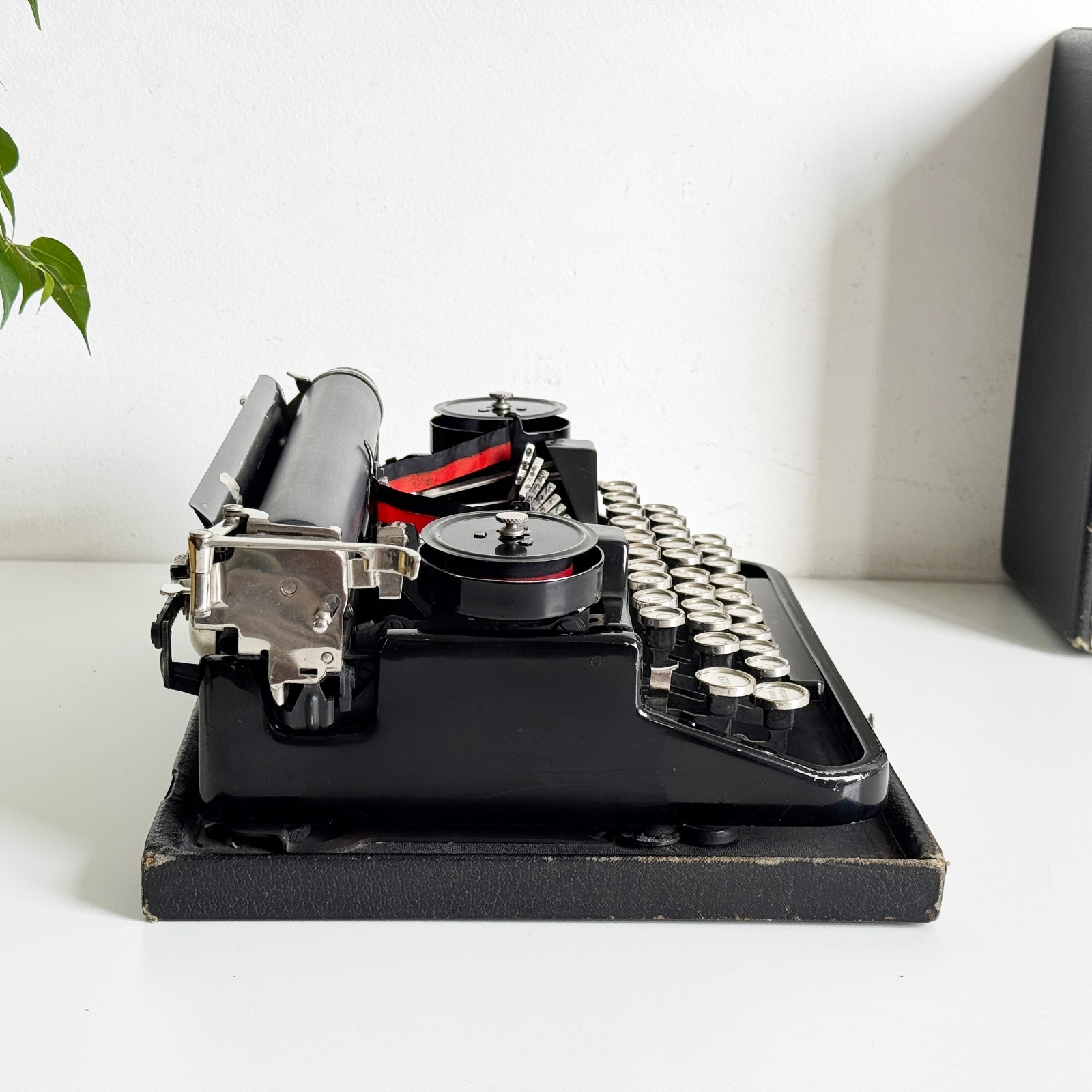 Underwood Standard Portable – Typewriter from 1920 | Working | Serviced