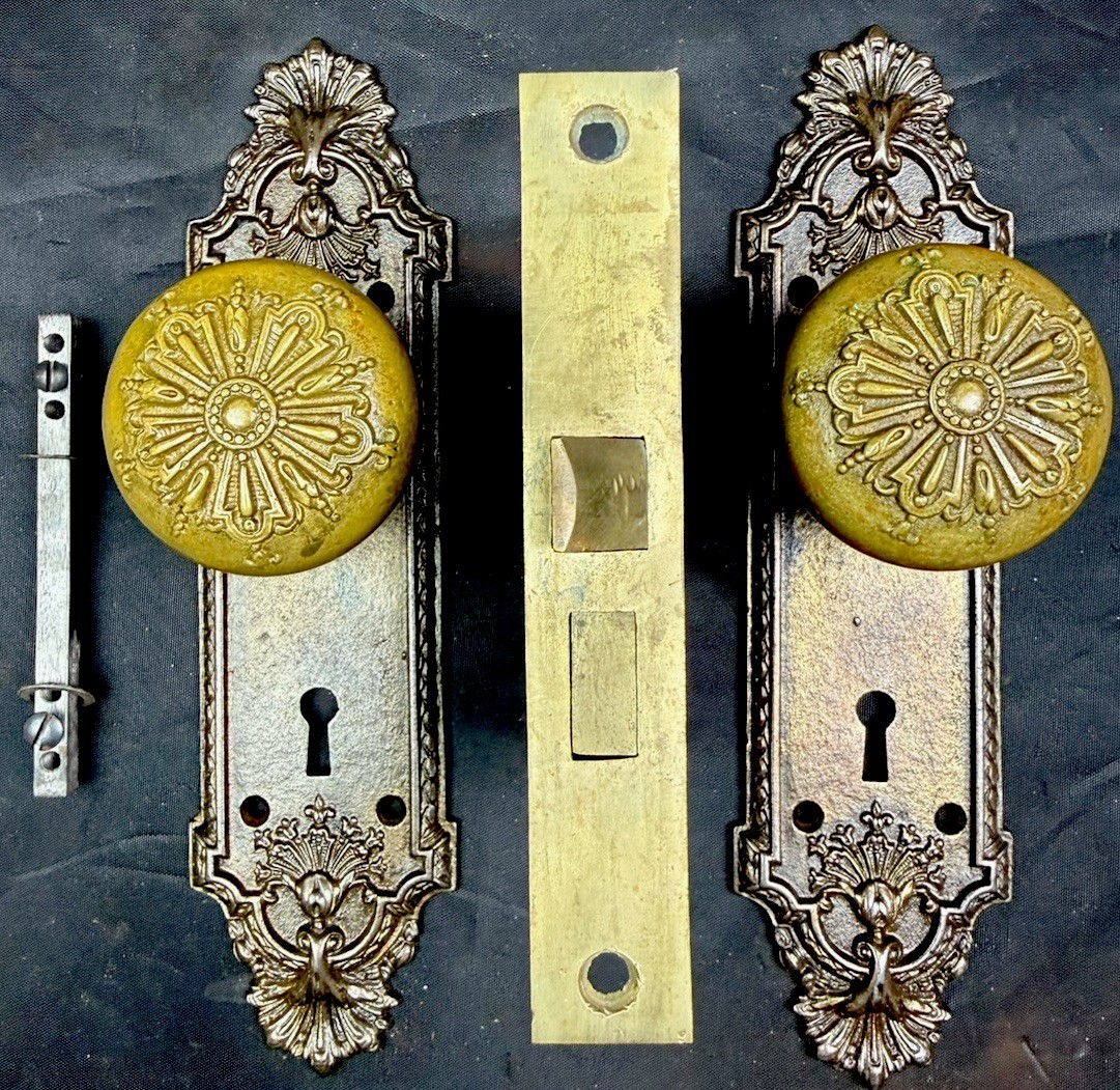 Barrows Ontario Passage Doorknobs, Back Plates & Lock 1 of 8 Sets