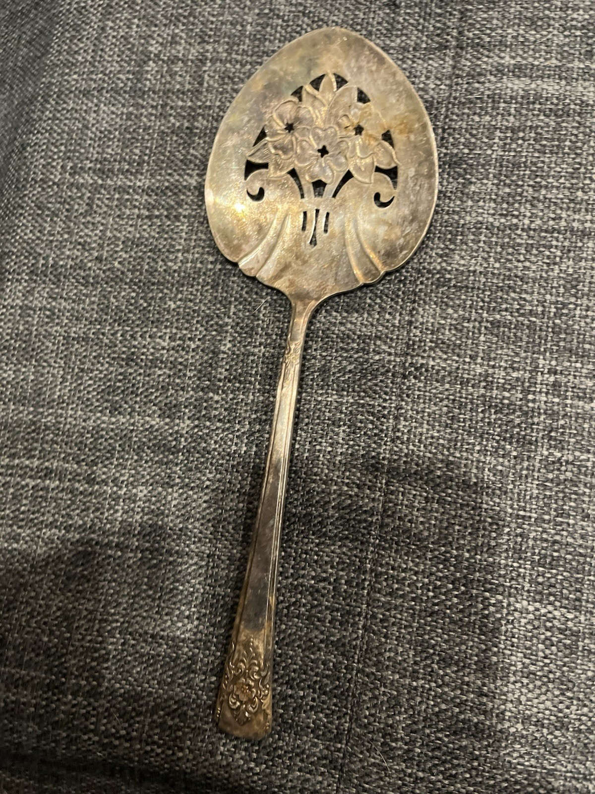 VINTAGE CARLTON SILVER PLATE PIERCED SLOTTED SERVING SPOON 7.5″ Long