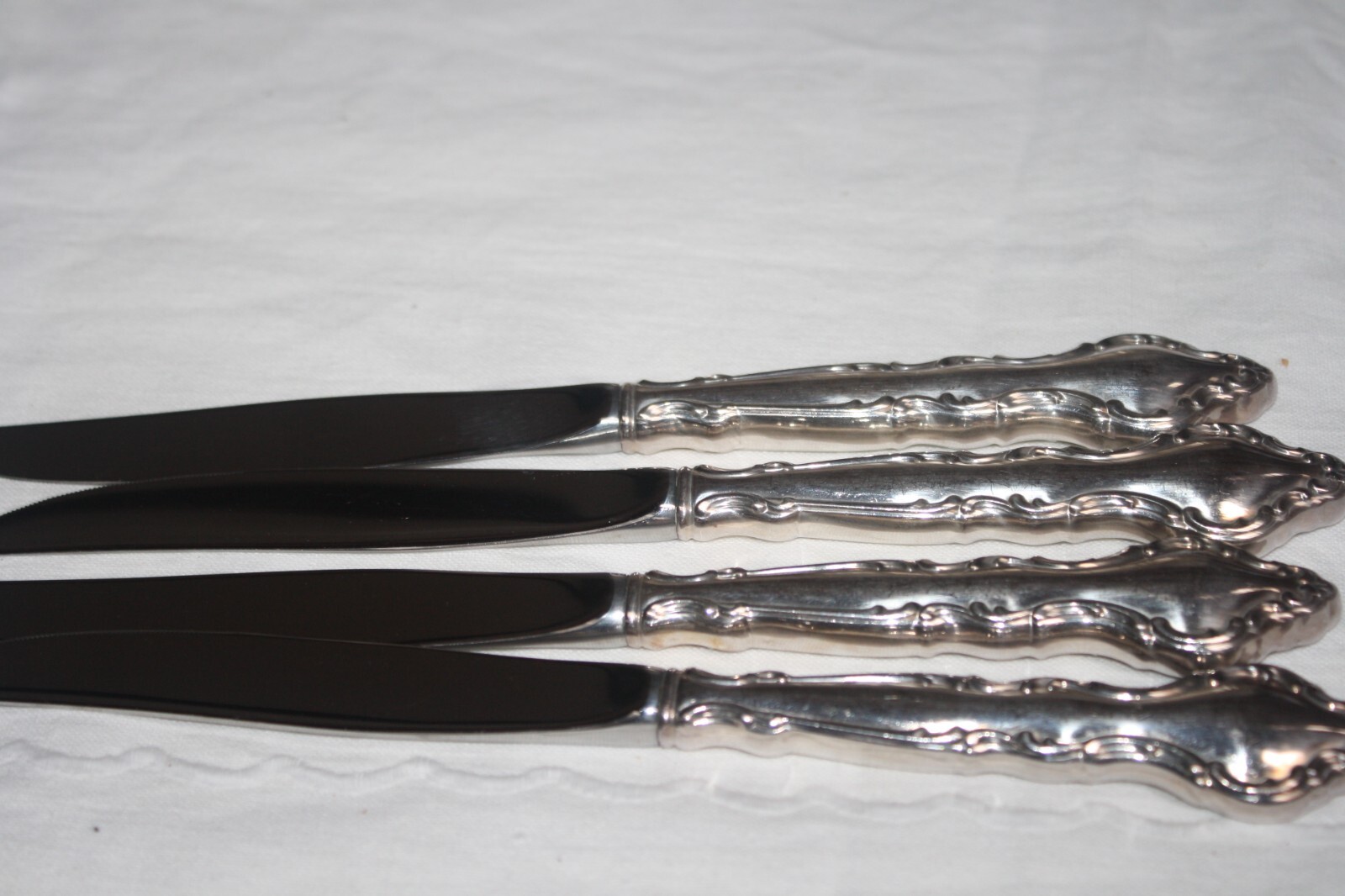 INTERNATIONAL DEEP SILVER PLATE “WAKEFIELD” (4) DINNER KNIVES 9 1/4″