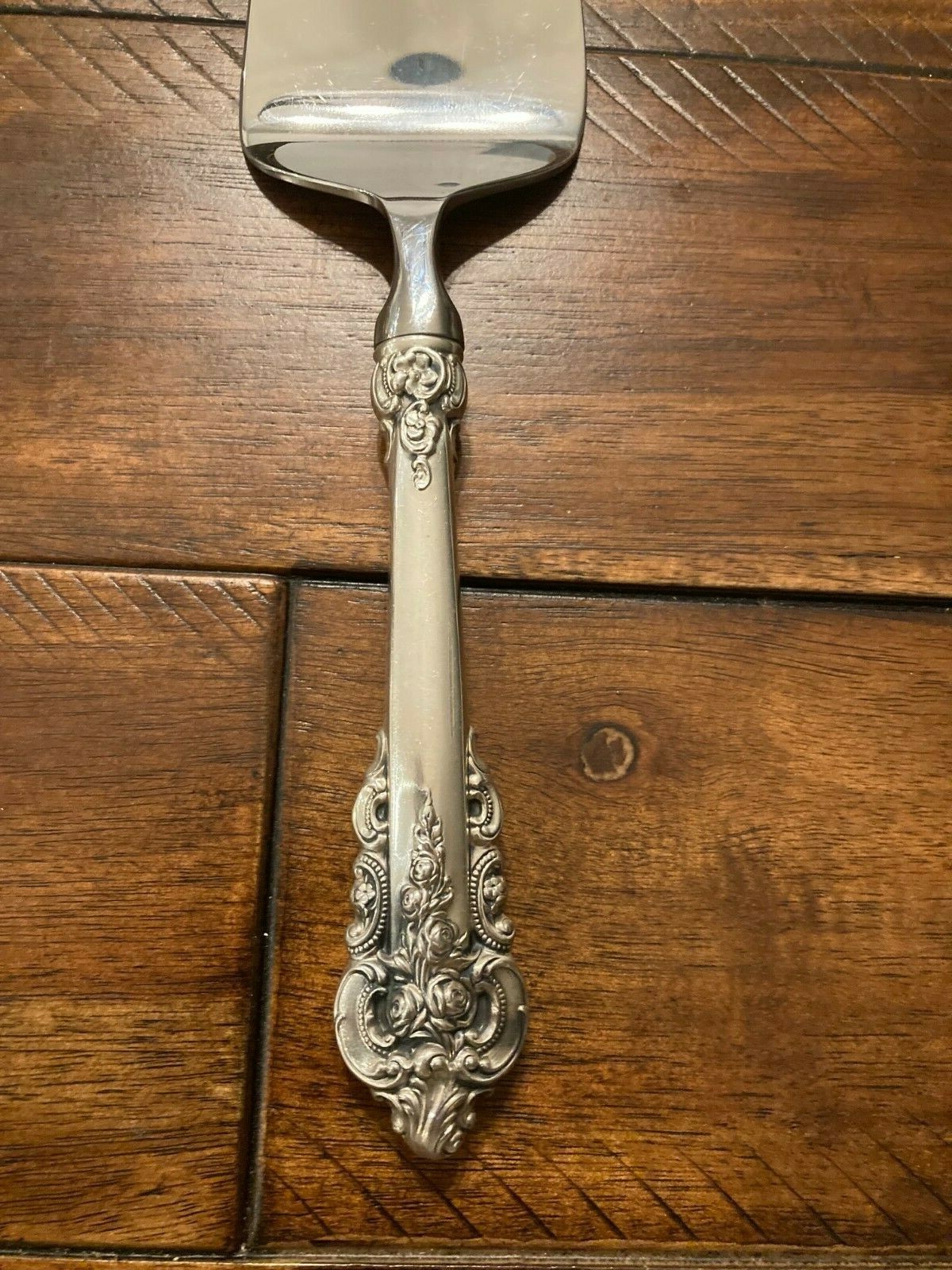 NICE WALLACE GRANDE BAROQUE CAKE SERVER CUTTER STERLING SILVER GRAND SERVER HH
